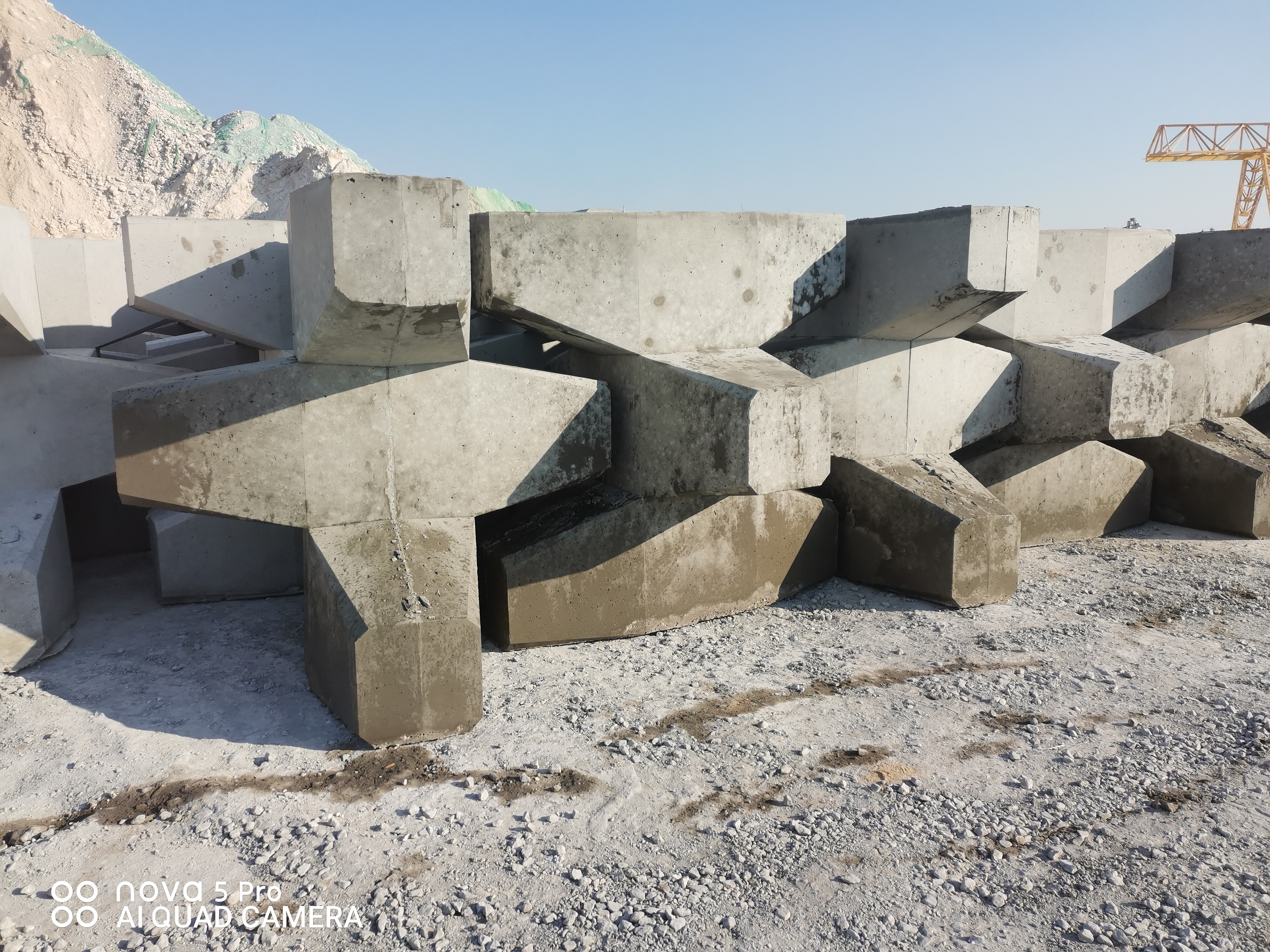 扭王字块防浪石模具用于浇筑防浪石,呈扭王字造型,多为钢材质,具强度