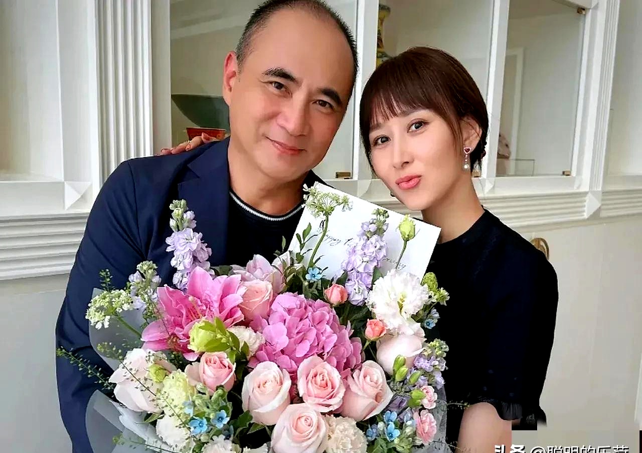 胡静婆婆喜欢胡静演的角色,不反对儿子和她在一起,有钱人家看相貌