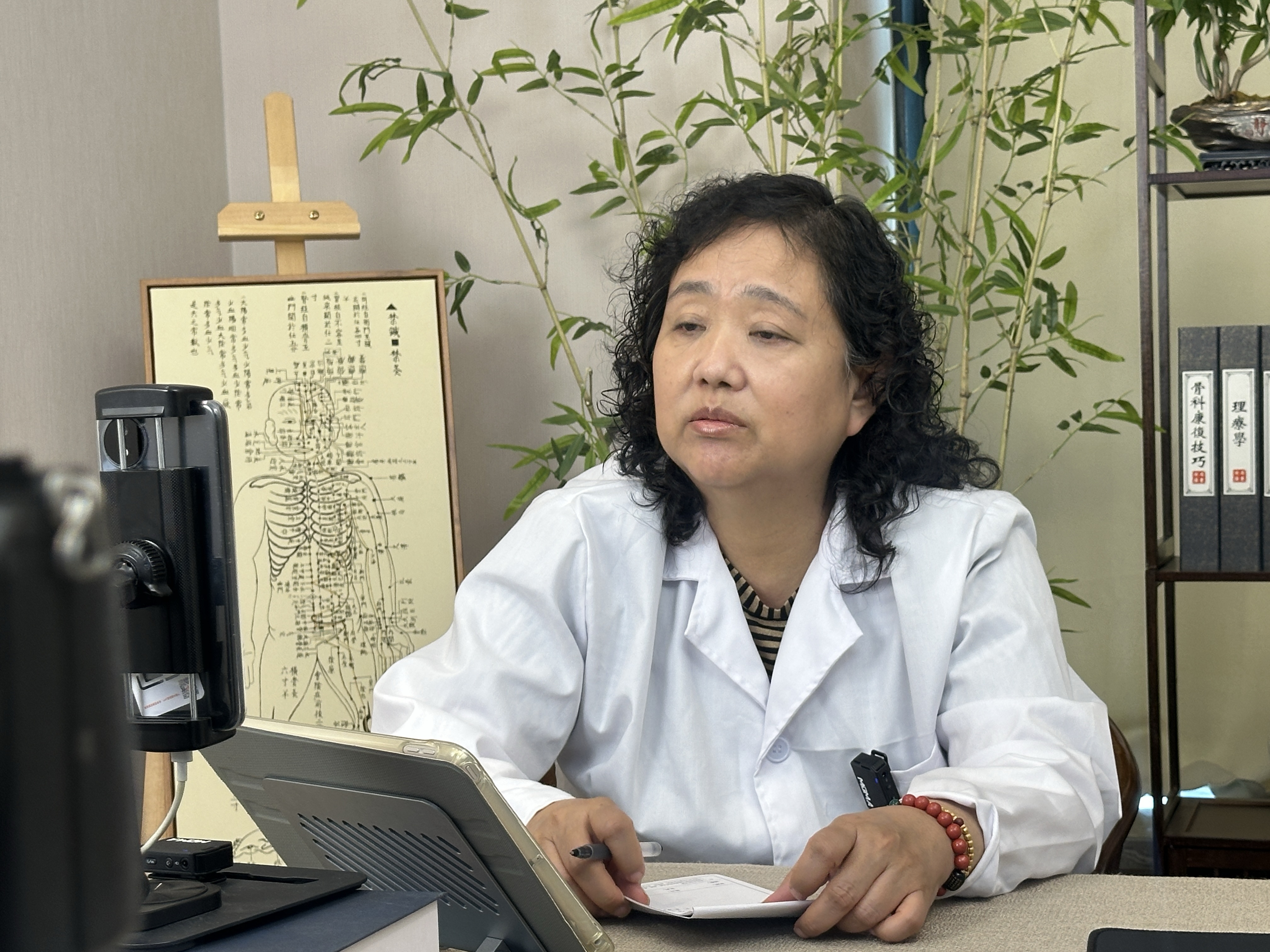 上个月在出门诊的时候,来了一个非常年轻的女孩