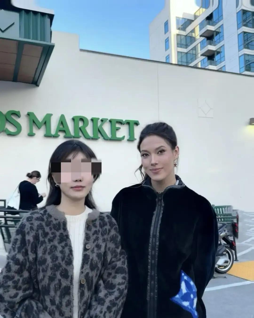 不再是赛场上那个神采飞扬的滑雪冠军一身随性的装束一脸的疲态站