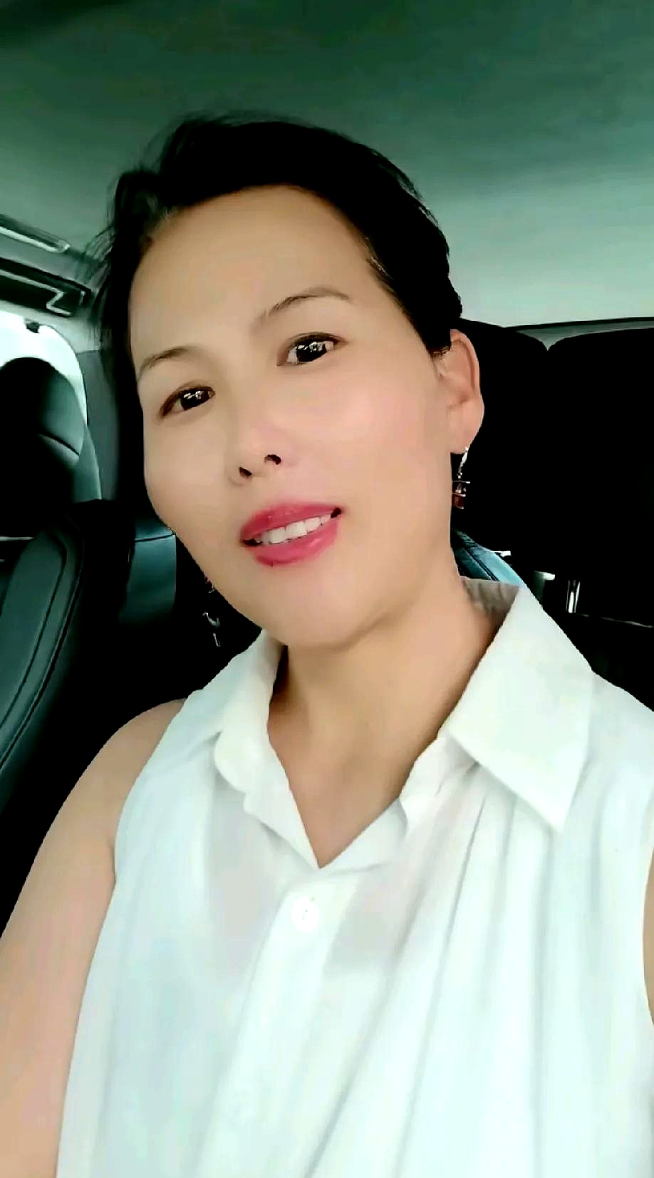 金黄油条在瓷盘里堆成小山时,客厅传来孩童雀跃的脚步声. "阿姨!