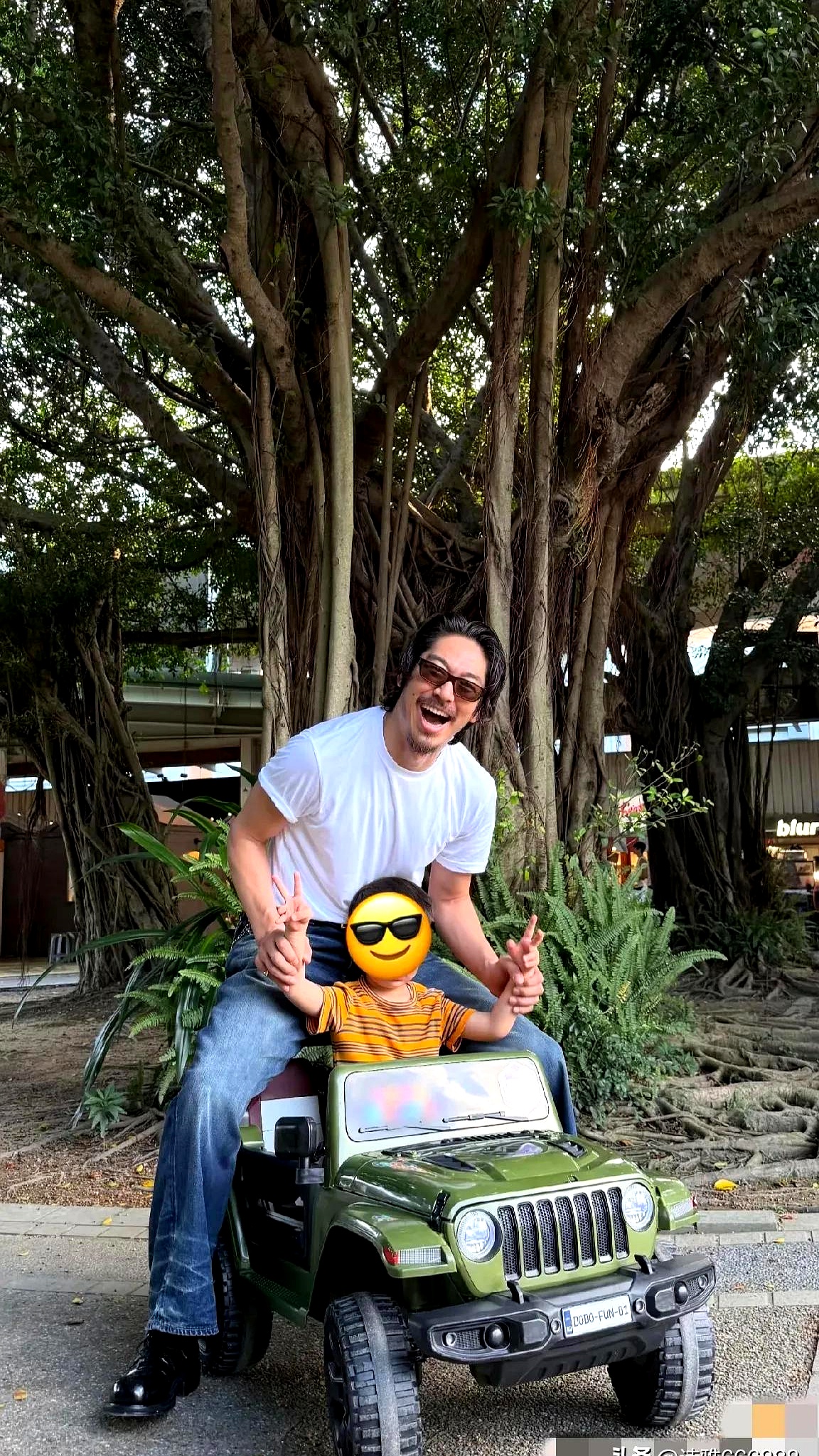 三岁小娃,坐在越野车里比耶,隔着屏幕都能林志玲老公黑泽良平照片