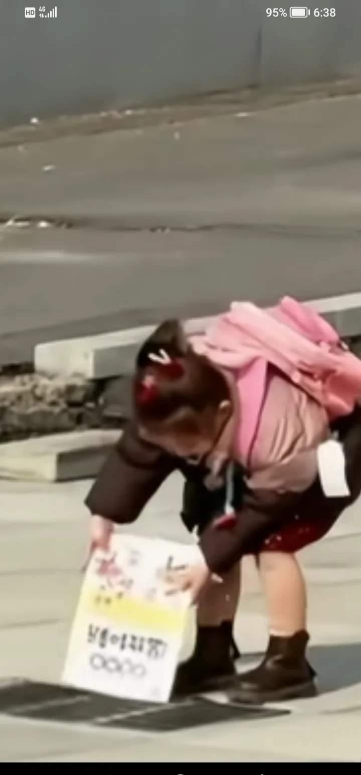 这小女孩真淘气,哄妈妈,骗爸爸说:给你说了没留寒假作业,你们不信,你