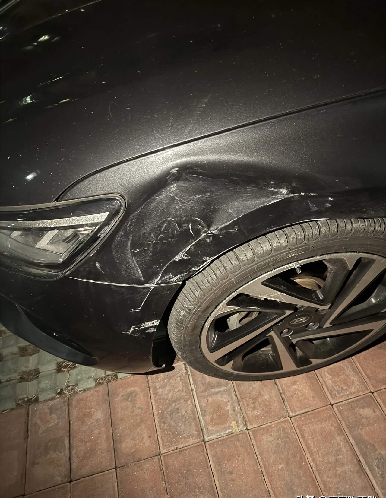 黑色奥迪车碰撞后漏红色吗凯迪拉克灯被撞坏图片路上撞到车把车划了