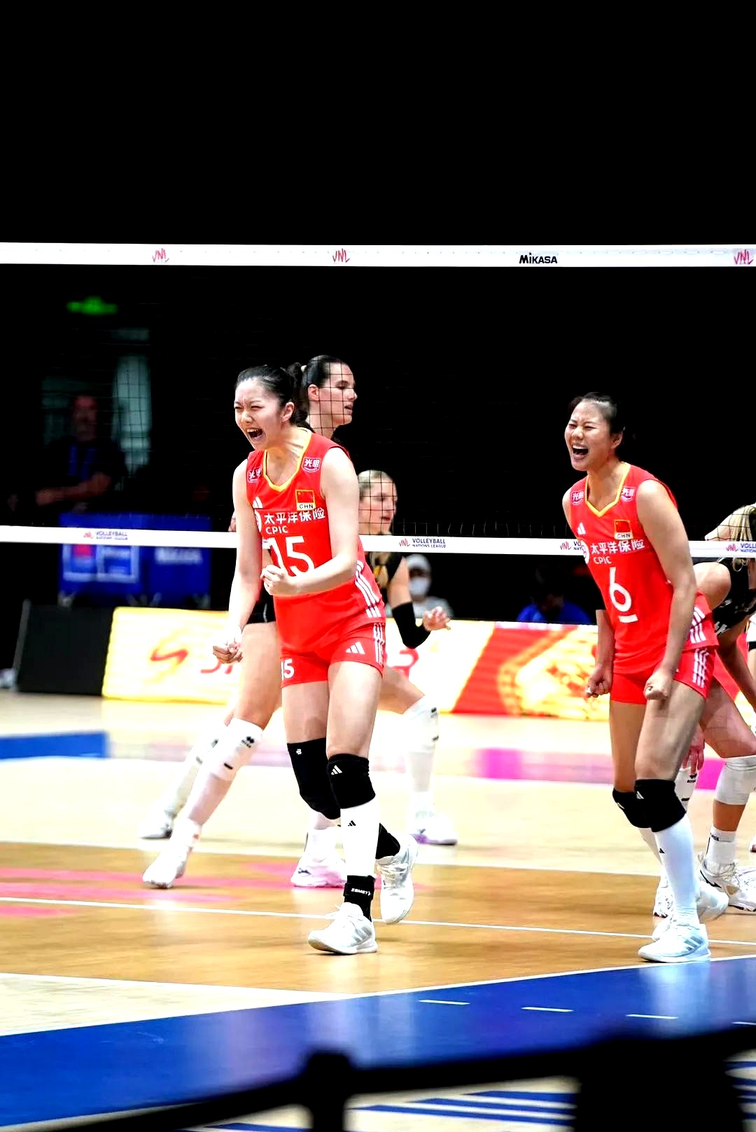 这帮小姑娘,平均年龄刚过二十,愣是