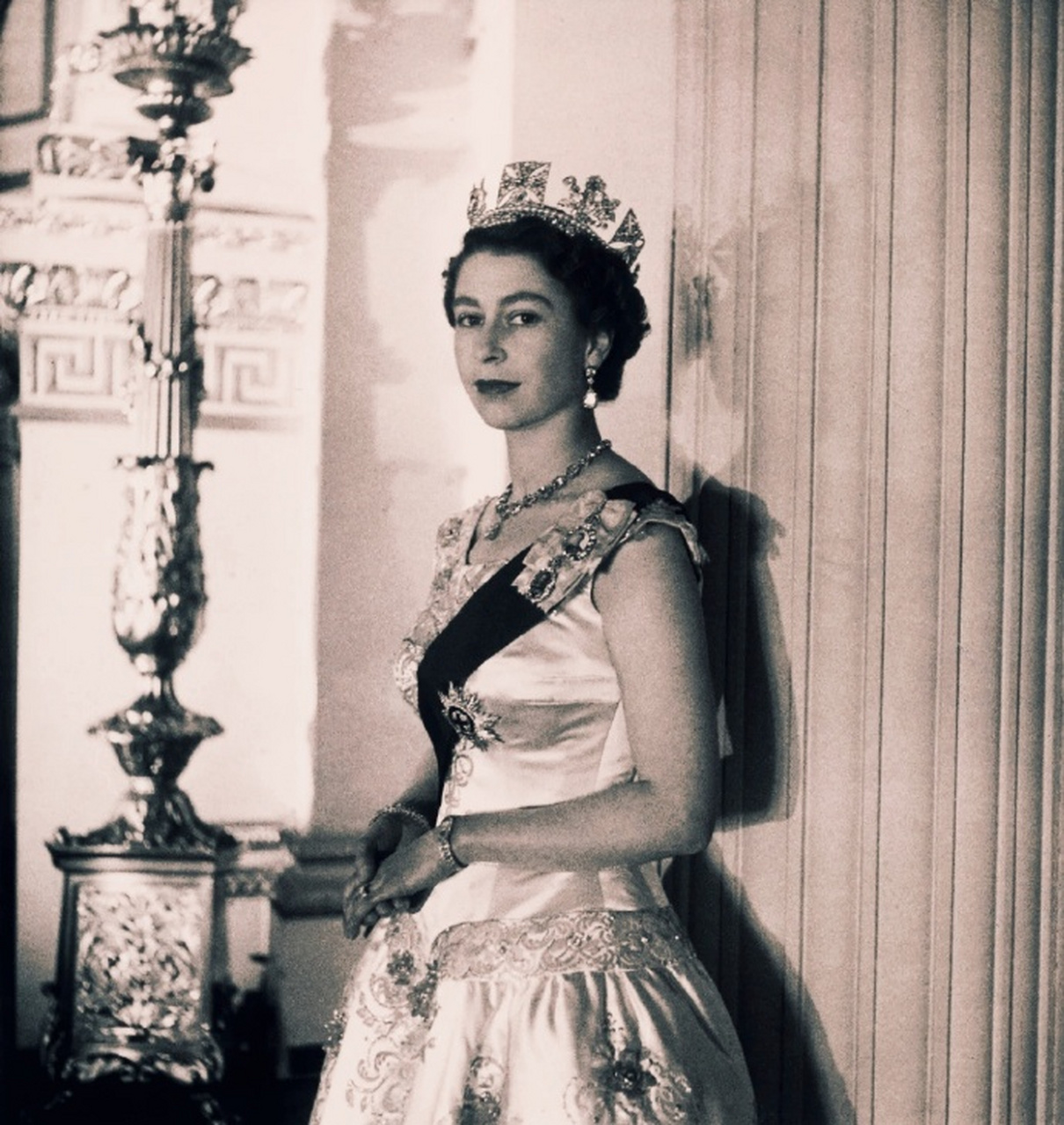 这是1955年英国伊丽莎白二世女王在白金汉宫拍摄的照片.