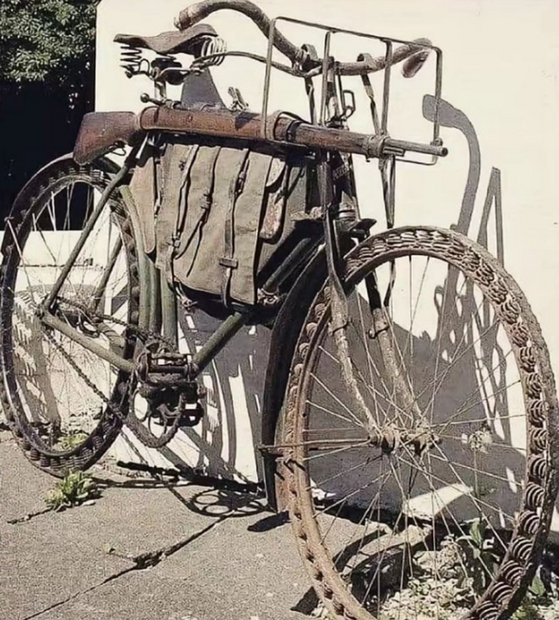 二战期间,德国军用自行车,当时的橡胶作为战略物资越来越稀缺.