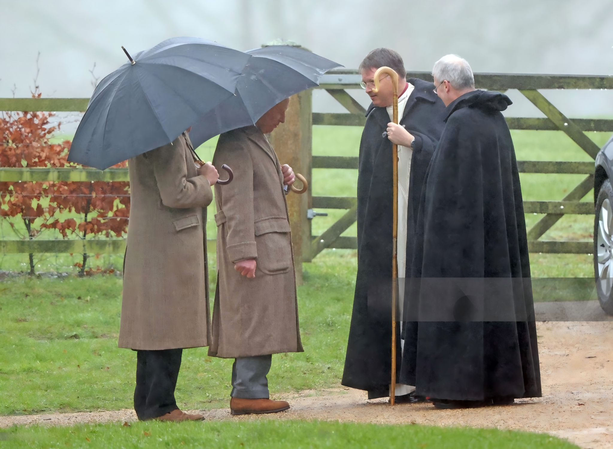 为了王室的体面,他必须要和卡米拉·罗斯玛丽·丧德王后保持着良好