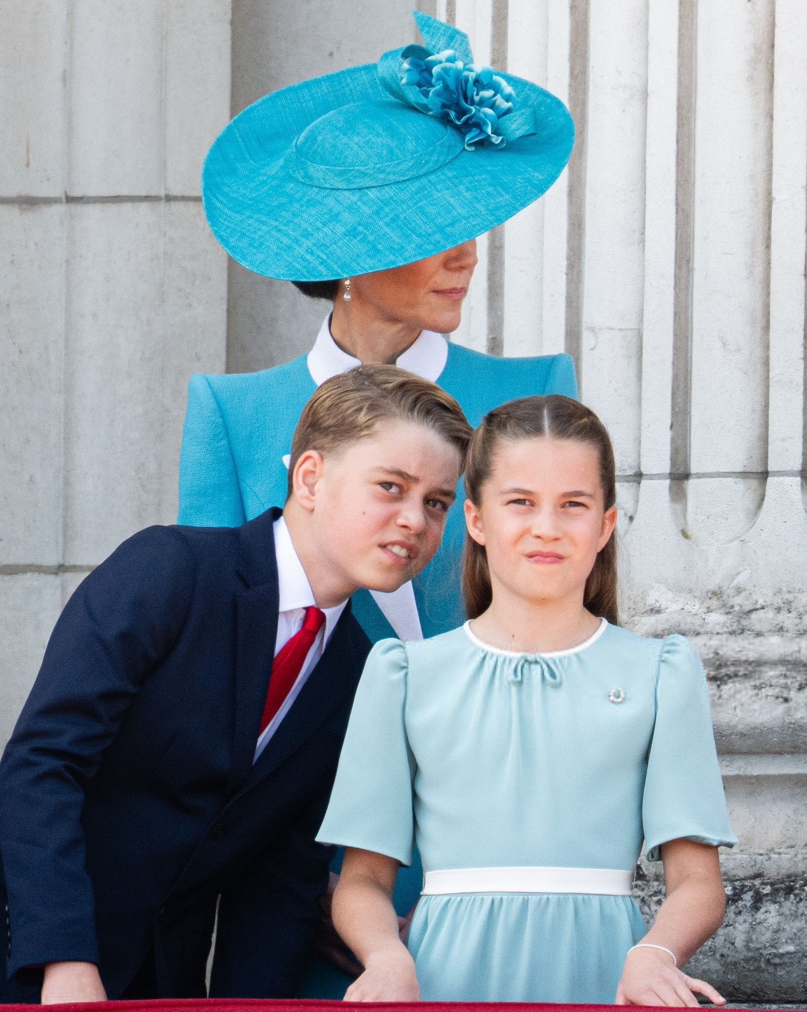 去年夏洛特公主扎了一个马尾参加阅兵式今年扎了一个小辫子端庄大气