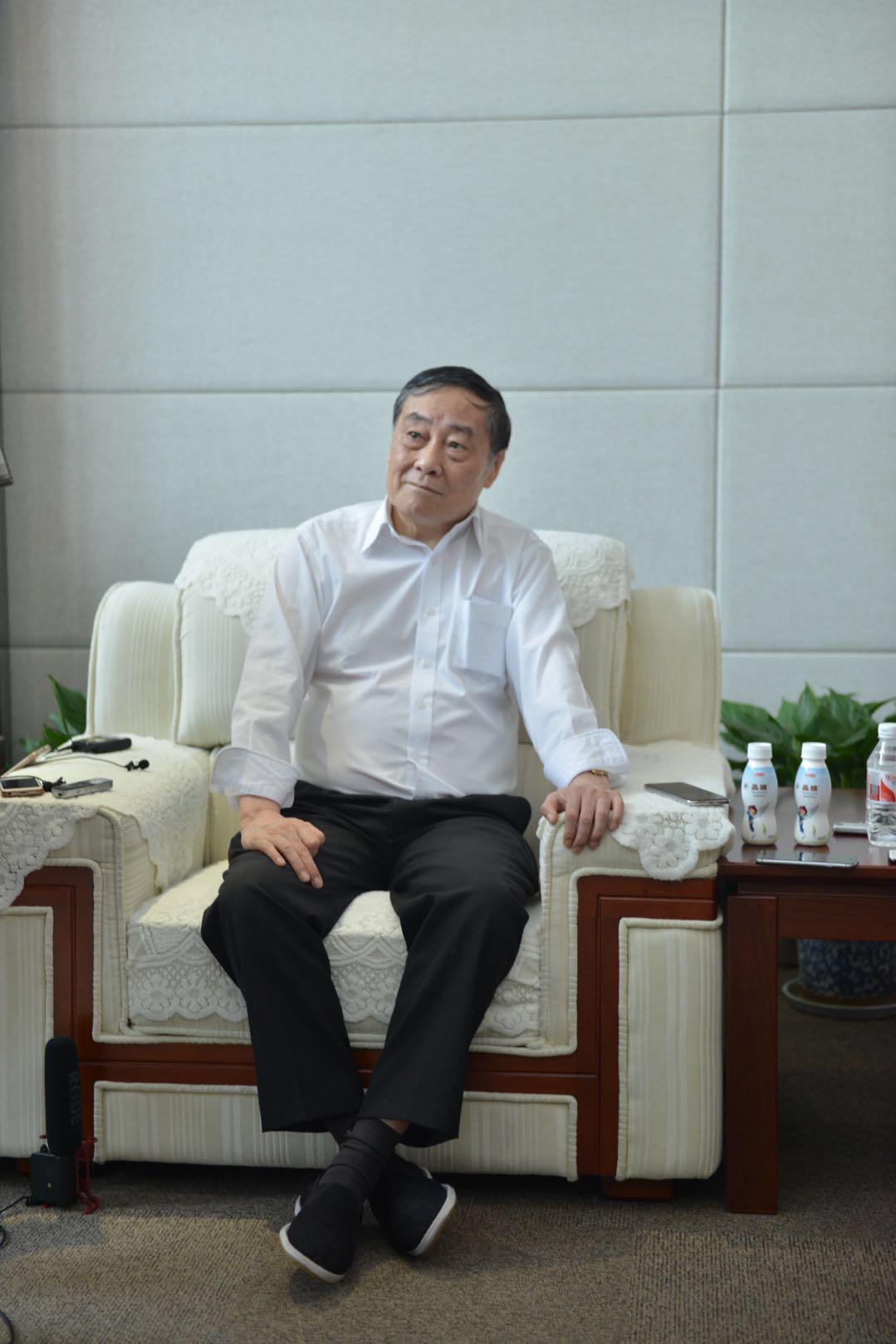 照片大全图片宗庆后穿布鞋宗庆后穿布鞋图片宗庆后高清图片宗庆后