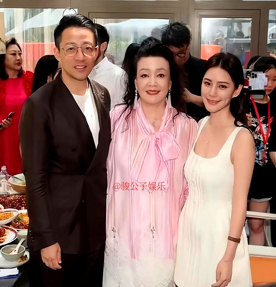 儿子汪小菲也没落下风,给老婆花钱那叫一个痛快,母子俩