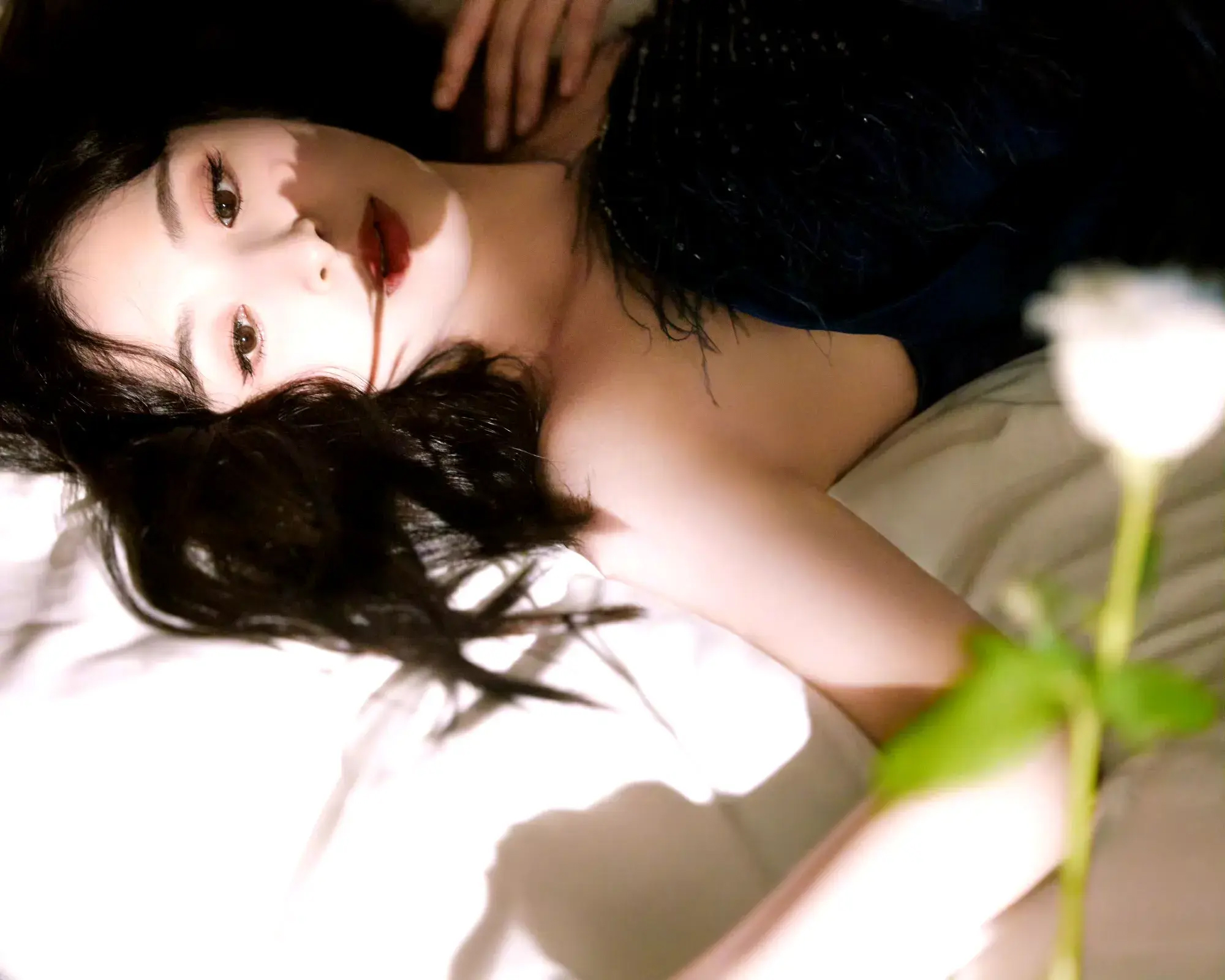 张含韵#张含韵# 丨如夜空星辰步入殿堂,身着深蓝礼服,优雅深邃如深海