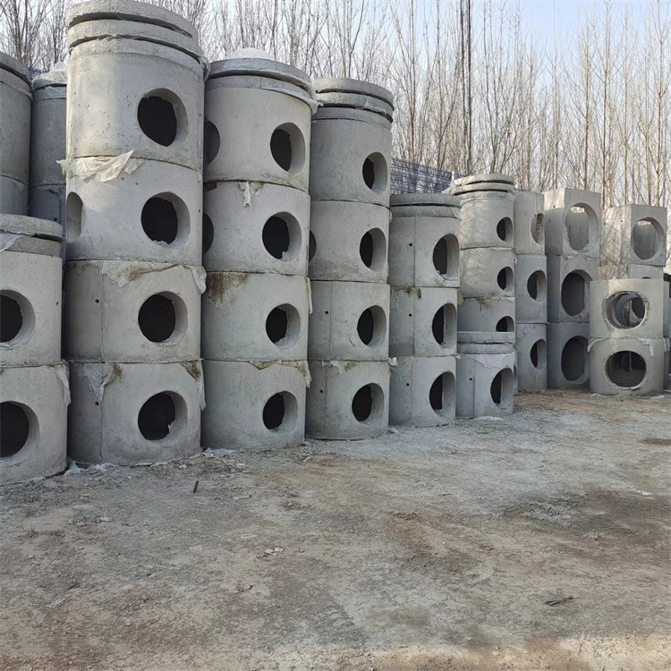 首先是圆形混凝土污水井