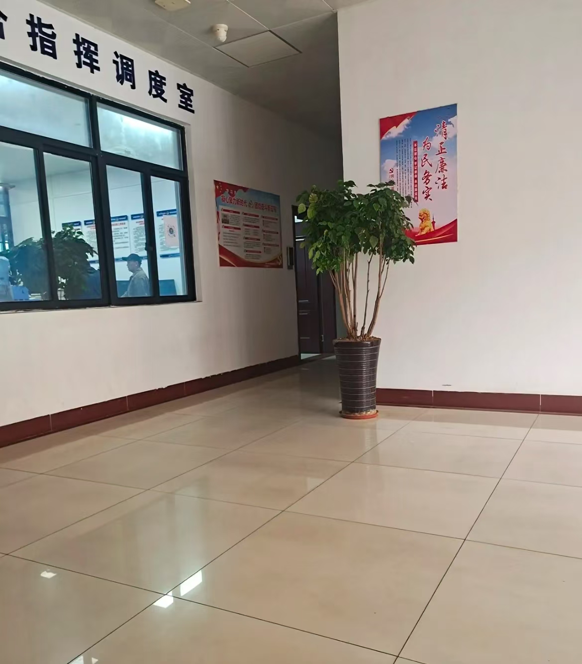 我来派出所了,大厅碰到一位警察,他带有询问的表情对我,我就对他说:我