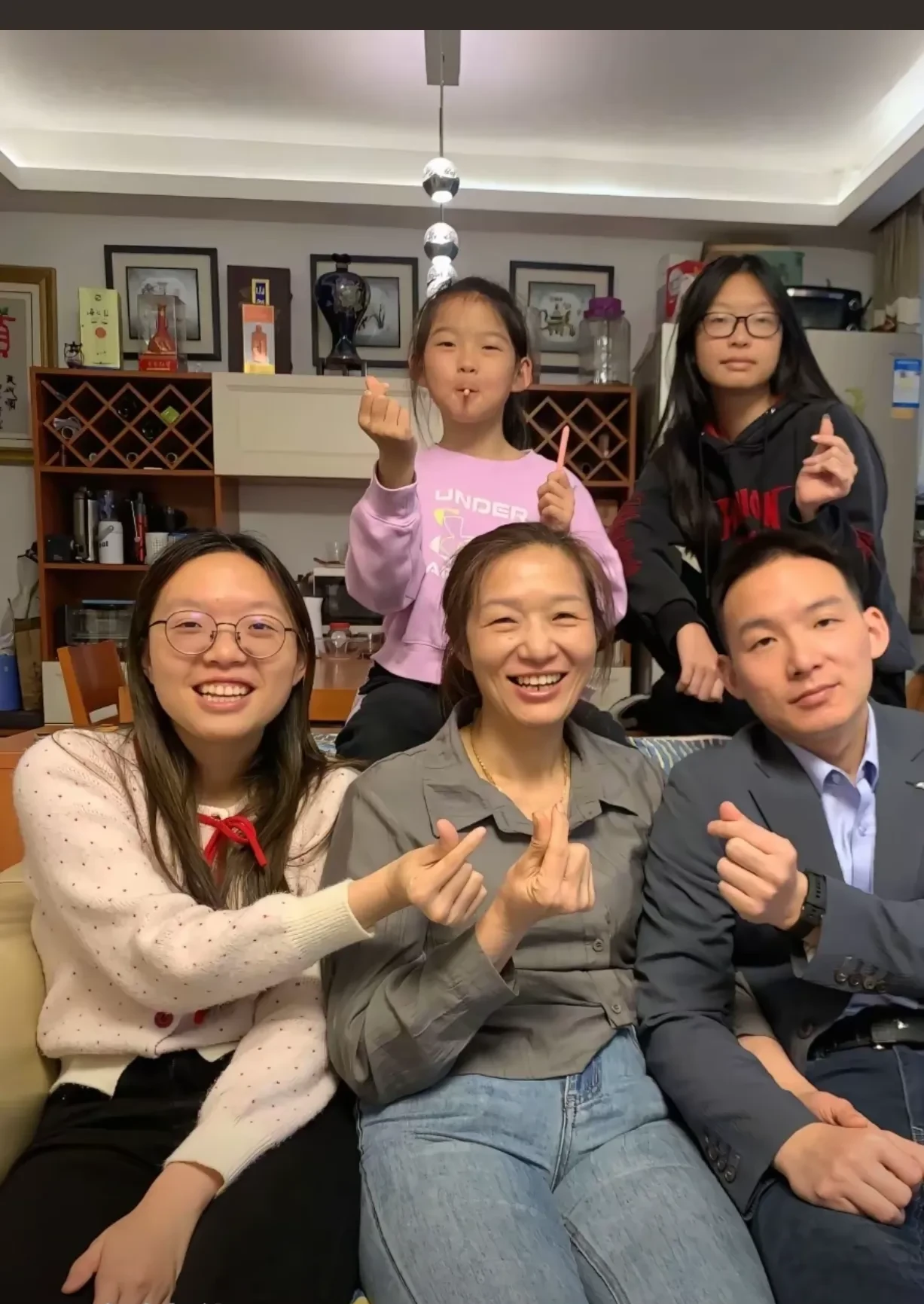 浩男回学校,这次是爸妈一起送到宝山机场的,有网友