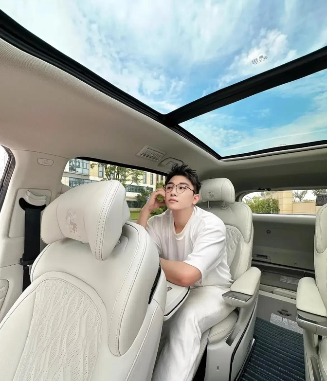 当14亿国人都以为20万级中大型新能源mpv是腾势d9