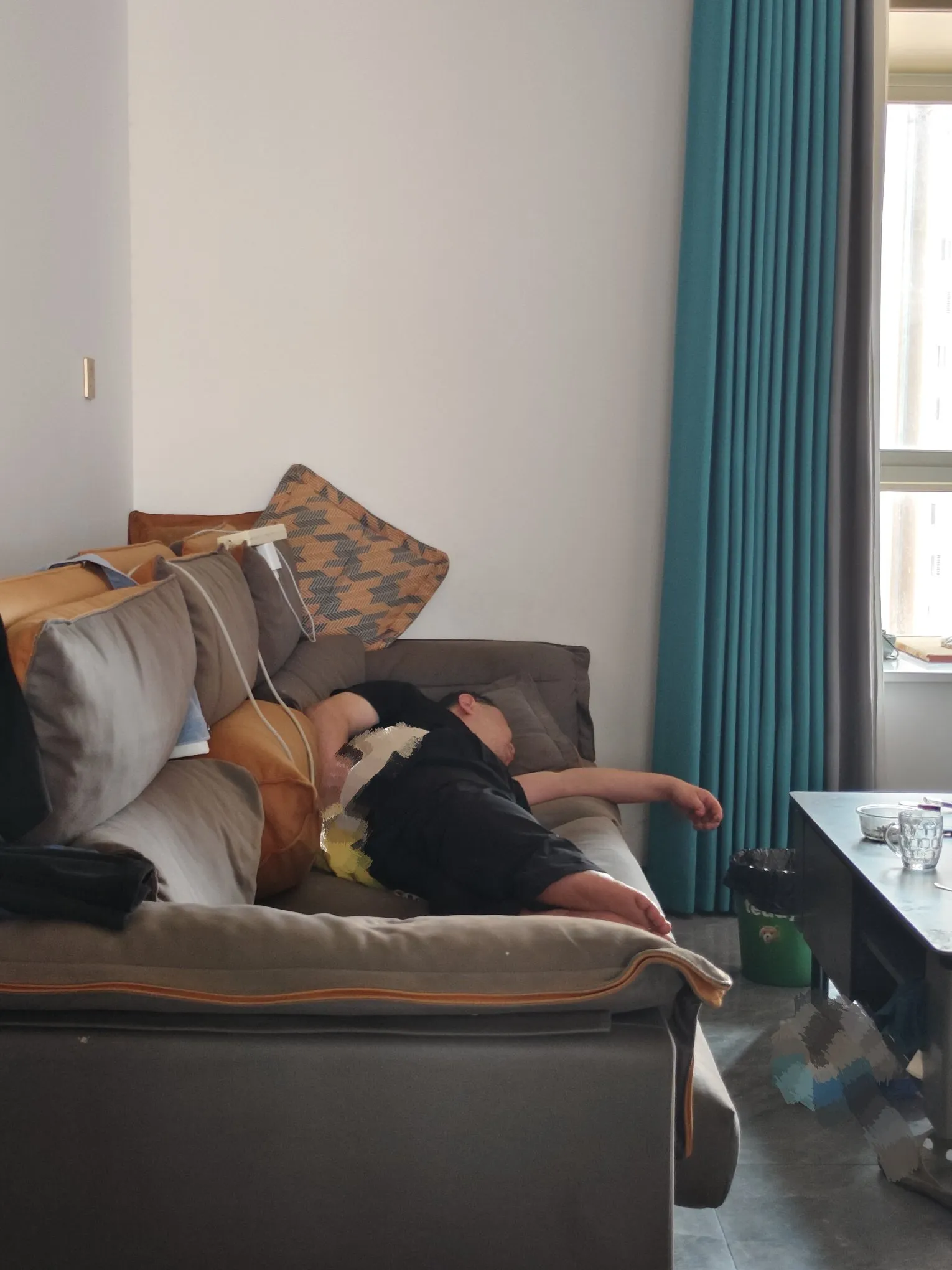 离婚十年了,我还住在前夫家里,这是上夜班早上回来疲惫的前夫哥"大胖