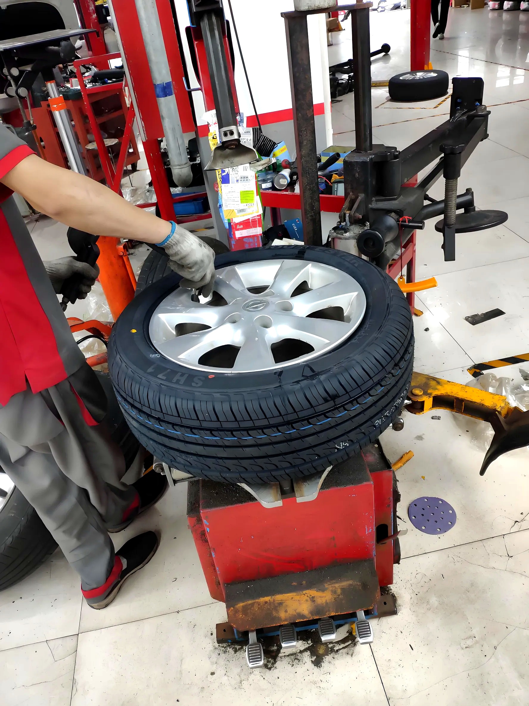 每次在途虎养车换轮胎,技师都会问那句灵魂拷问:"旧胎带走不?