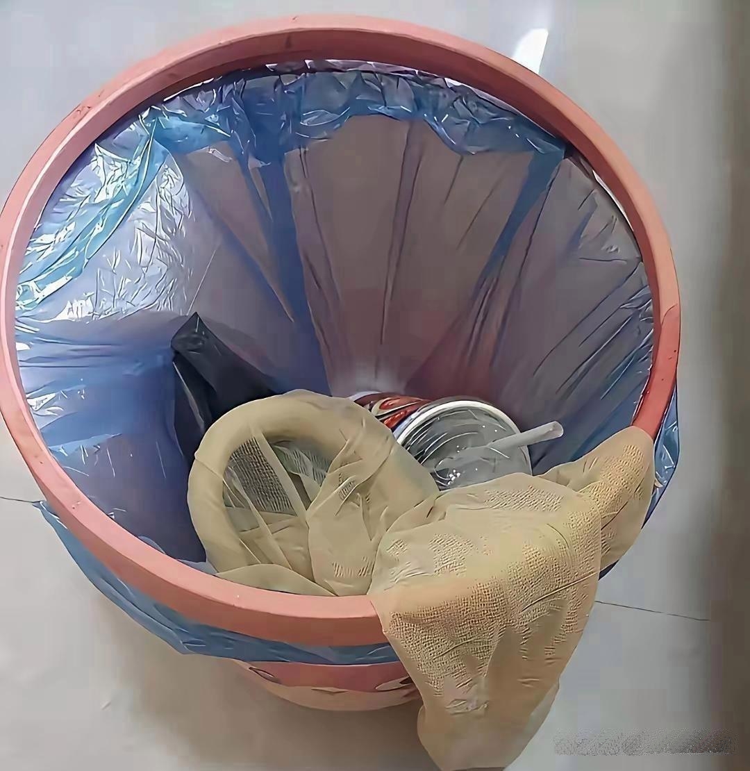 这哪是扔垃圾简直是对公共空间的无形挑衅