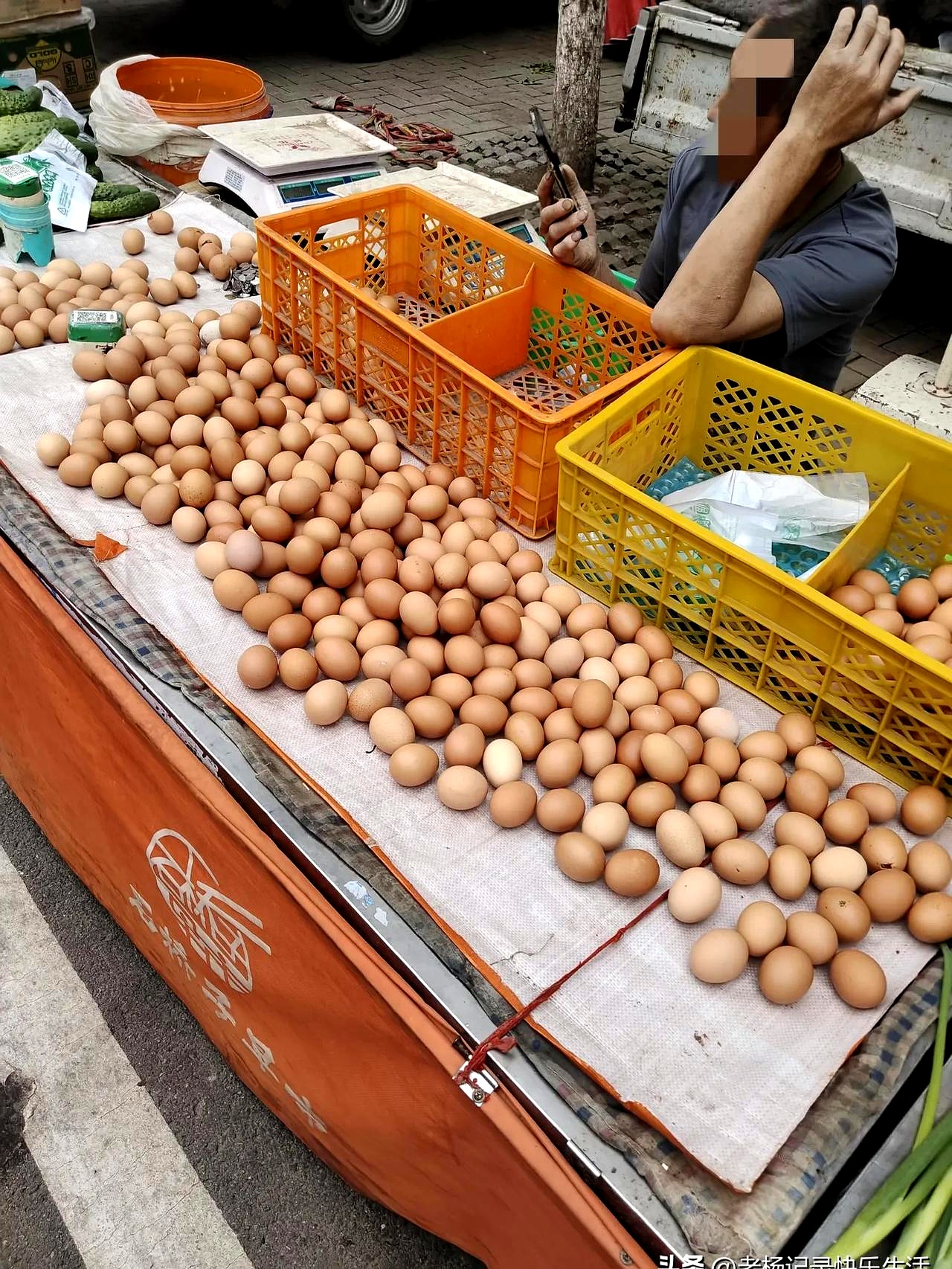 今天早上在市场里买鸡蛋时,卖鸡蛋的大叔告诉我,现在一斤鸡蛋只要3块
