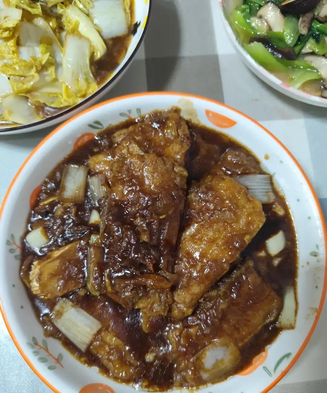 今日晚饭熬带鱼醋溜白菜香菇油菜酸辣汤