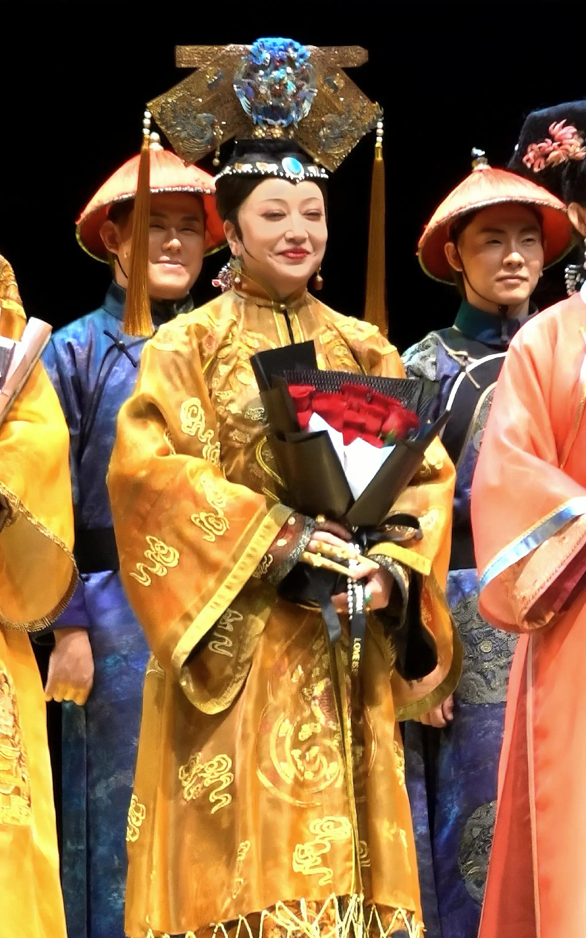 她真是红了一辈子,哪怕她早就定居美国了,如今都