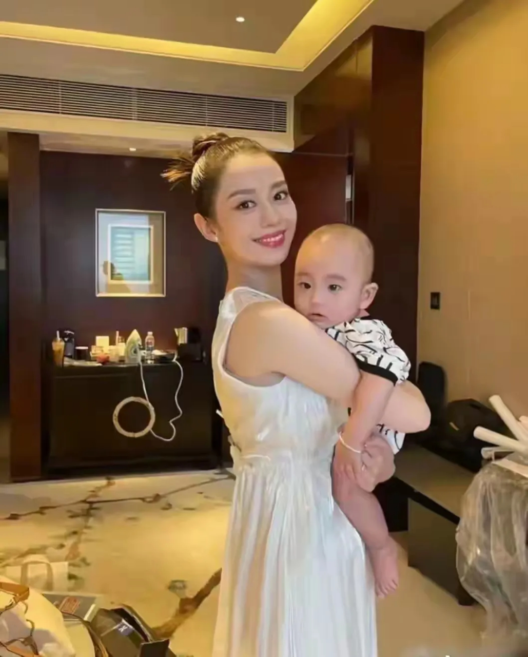 知名钢琴家郎朗的妻子吉娜抱着儿子的留影,长相十分像妈妈.