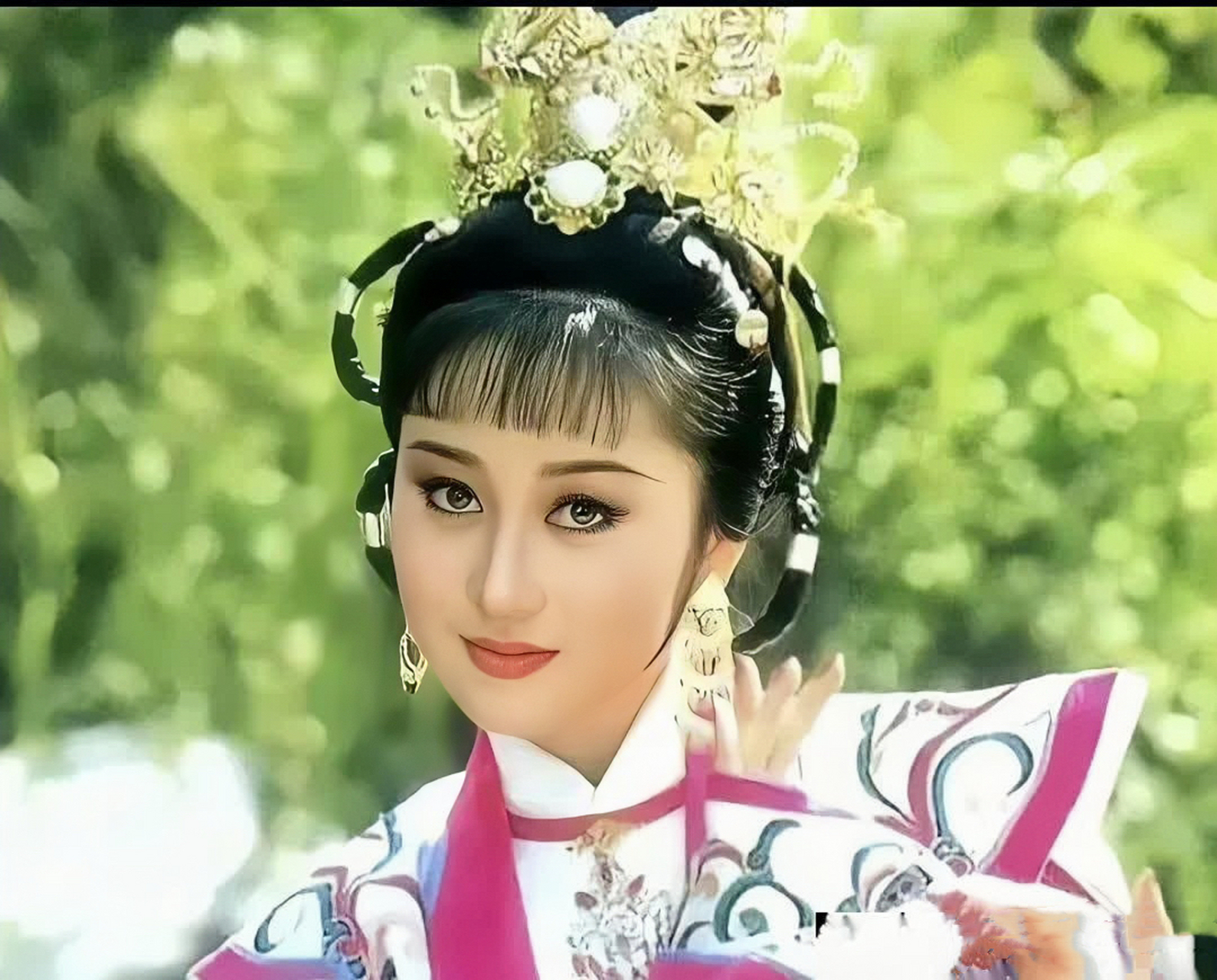 利智演的貂蝉,在容颜上虽称不上倾城绝色,但古典气息十足.