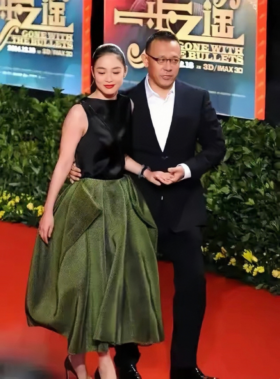 姜文携妻子周韵共同出席活动时的照片.