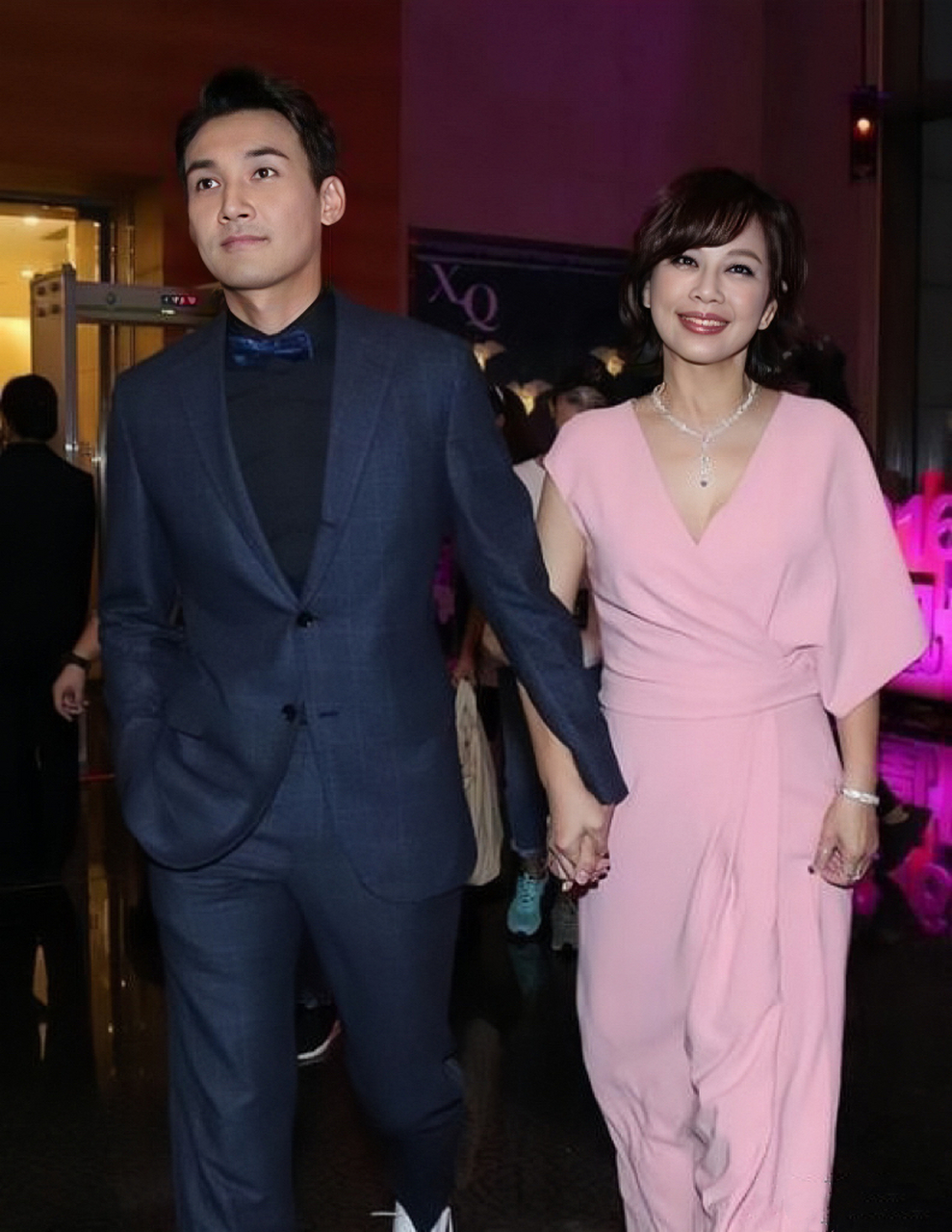 张铎和妻子陈松伶出席活动时的照片,妥妥的姐弟恋,恩爱幸福.