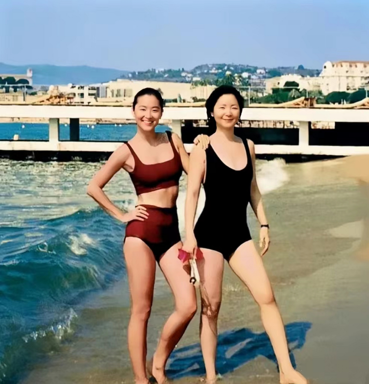 1990年,36岁的林青霞和37岁的邓丽君在法国游泳的罕见留影,笑容明媚.
