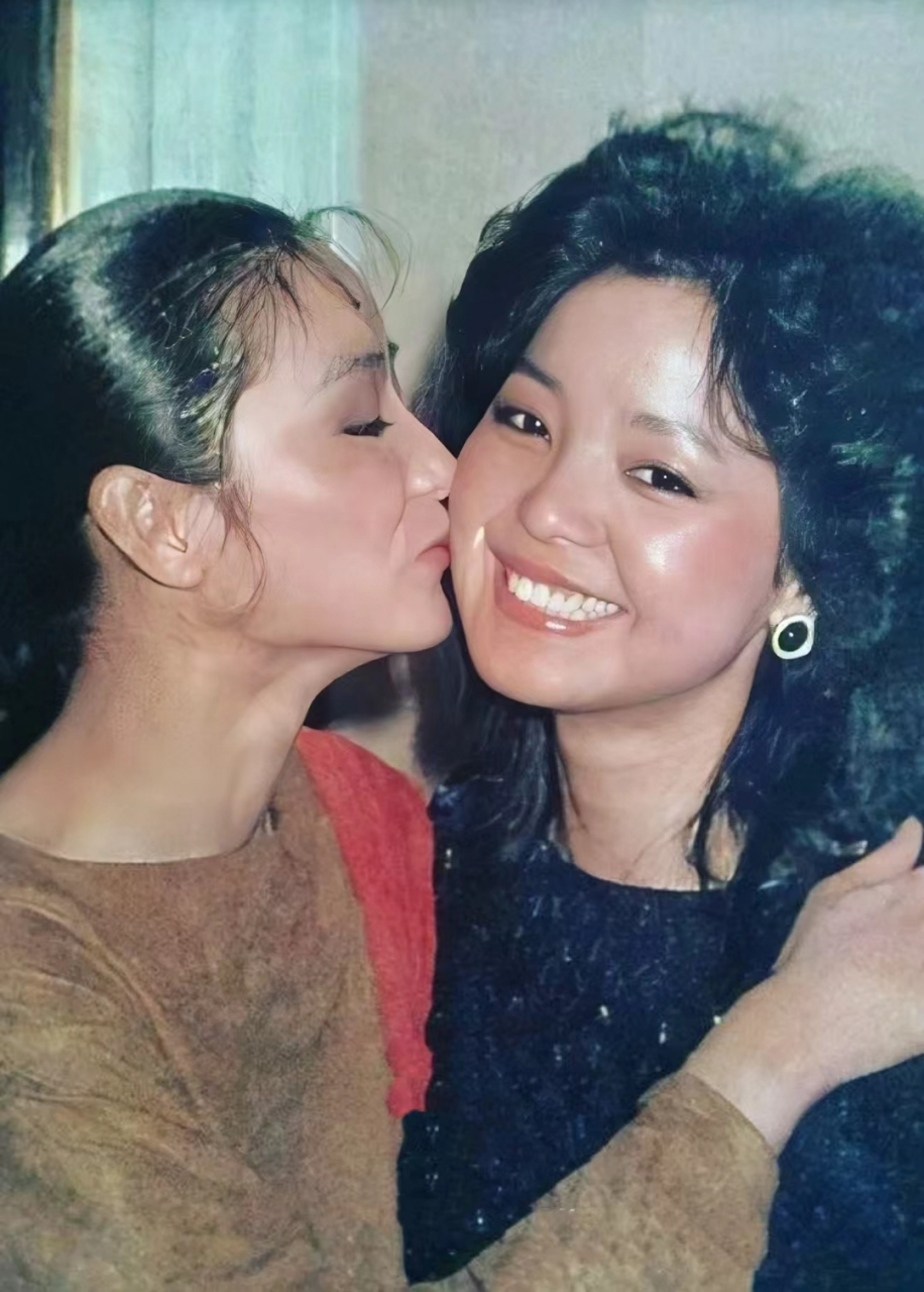 1990年,36岁的林青霞和37岁的邓丽君在法国游泳的罕见留影,笑容明媚.