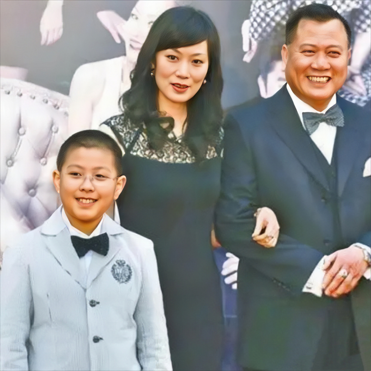 万梓良为养小16岁的小娇妻和儿子,快70岁了还在酒吧卖力演出.