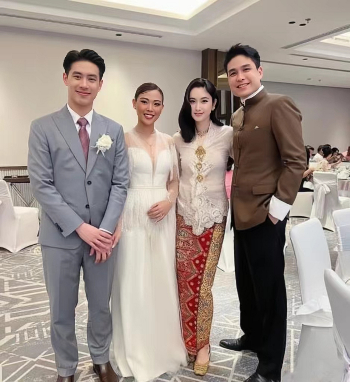 泰国最美变性人宝儿和富商丈夫共同出席好友的留影.