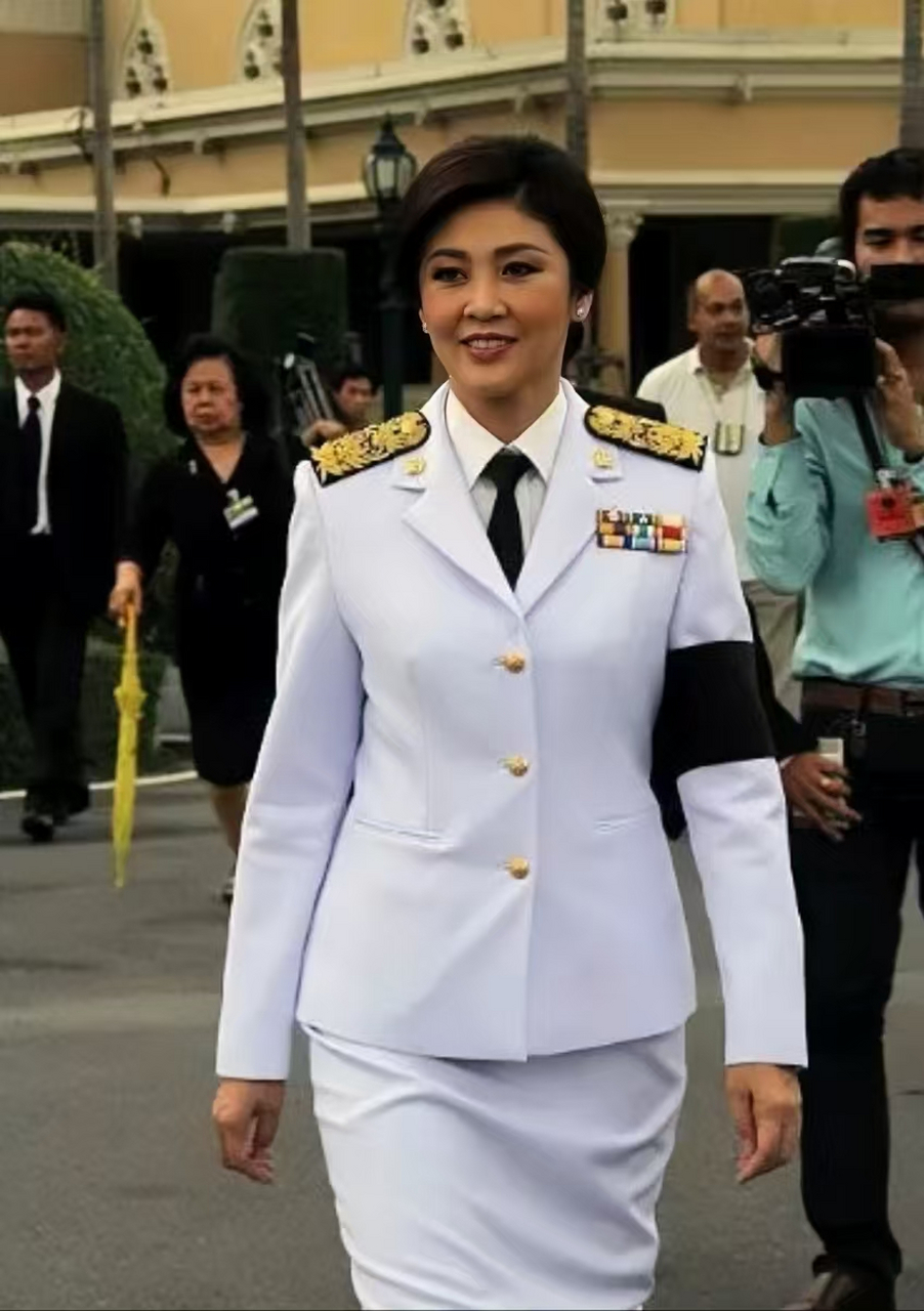 穿上军装的英拉,更显英姿飒爽.