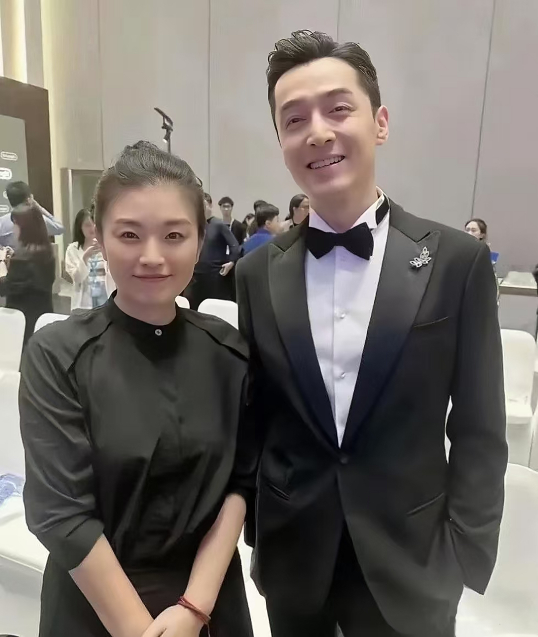 胡歌和自己的老婆黄曦宁同框合影,甜蜜温馨.