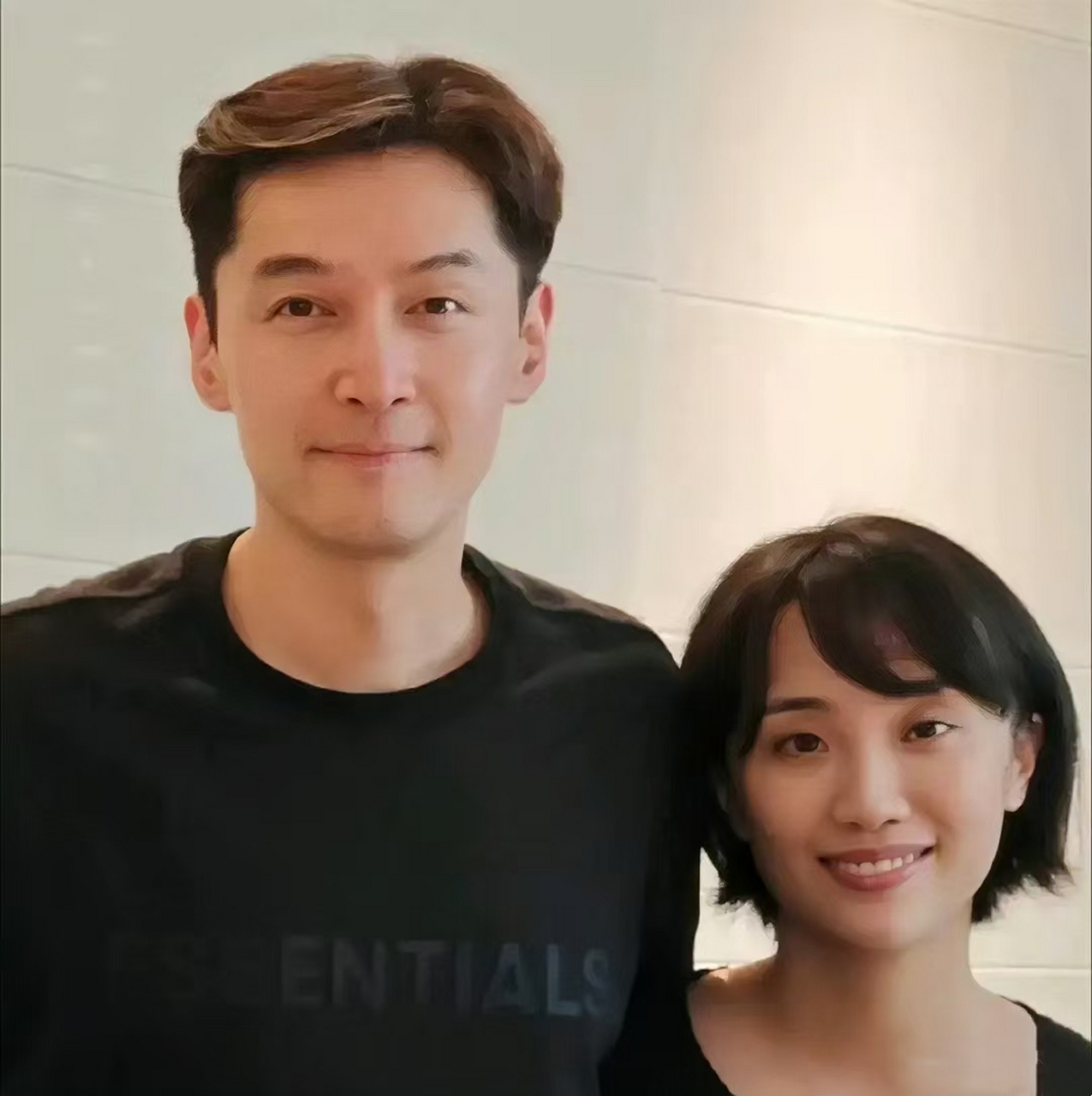 胡歌和自己的老婆黄曦宁同框合影,甜蜜温馨