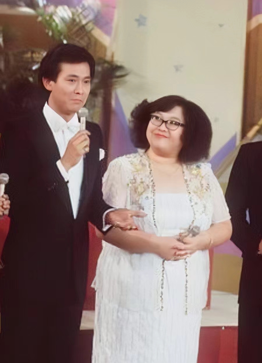 镜头下的沈殿霞容貌富态可爱,身穿旗袍,戴着眼镜,脸上洋溢着亲切和煦