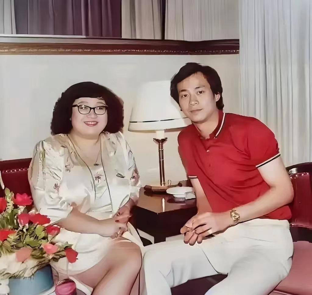 镜头下的沈殿霞容貌富态可爱,身穿旗袍,戴着眼镜,脸上洋溢着亲切和煦