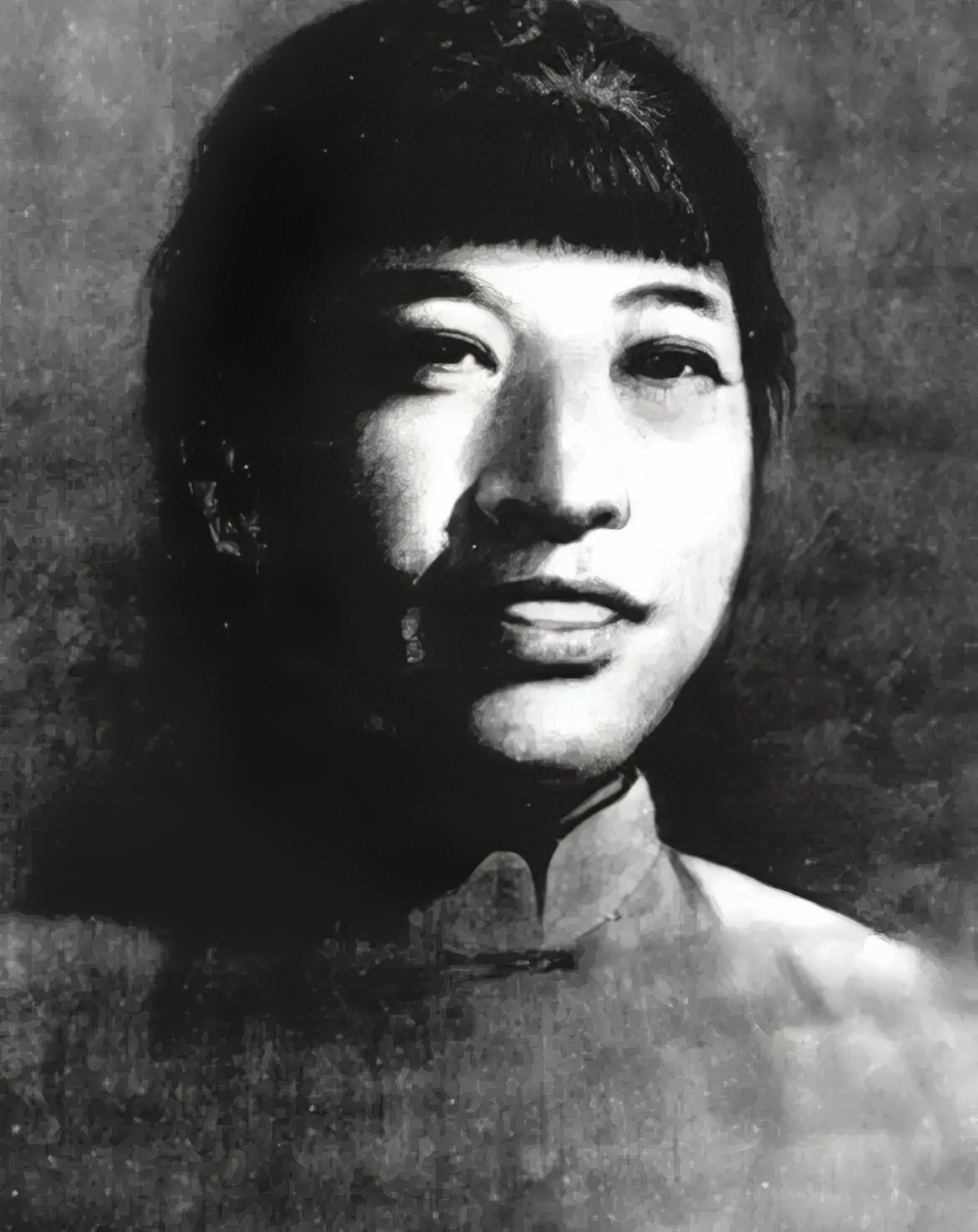 她在一次战斗中为了保护三个孩子,一直和敌人周旋