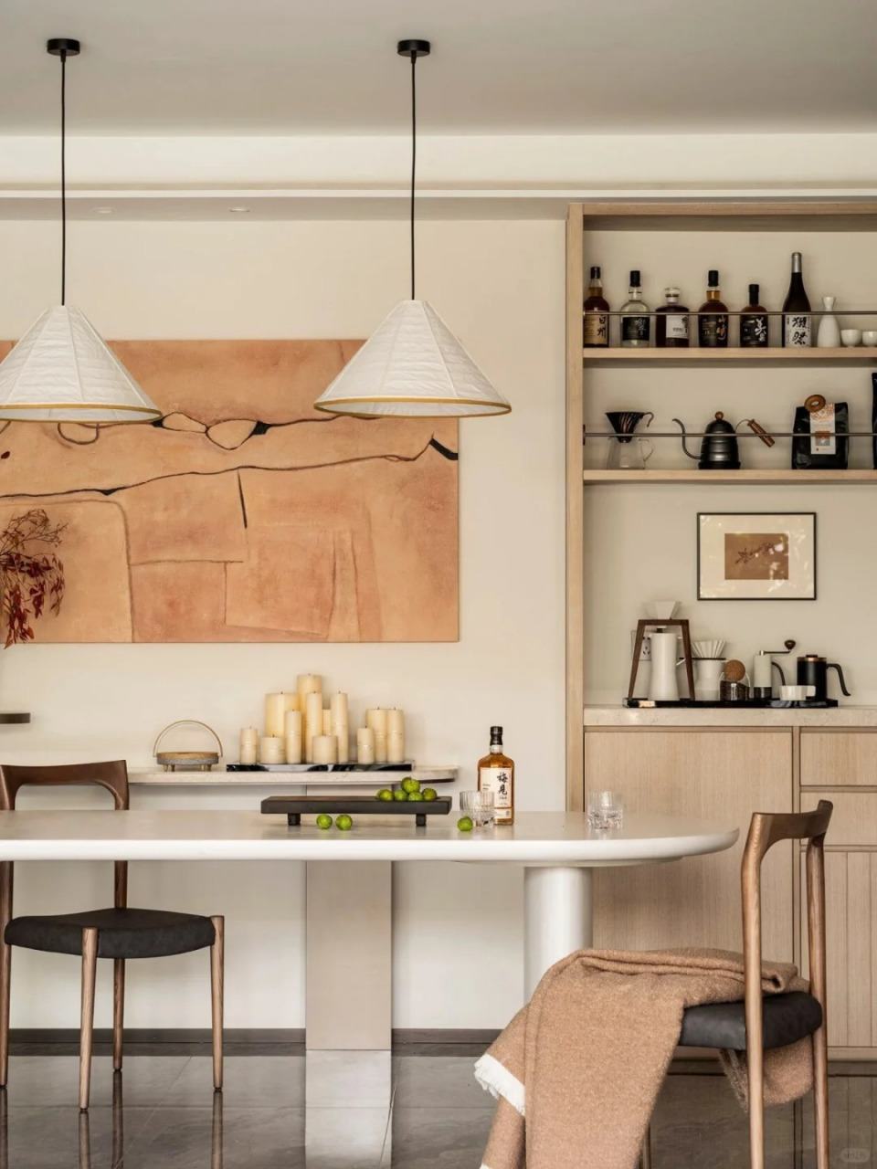 软装多布衣材质,柔和空间的作用.绿植的点缀代表生命的生生不息.