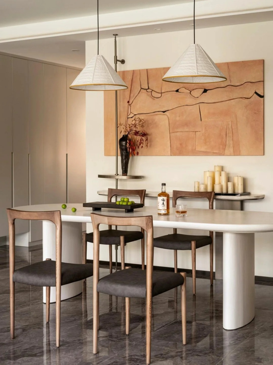 软装多布衣材质,柔和空间的作用.绿植的点缀代表生命的生生不息.