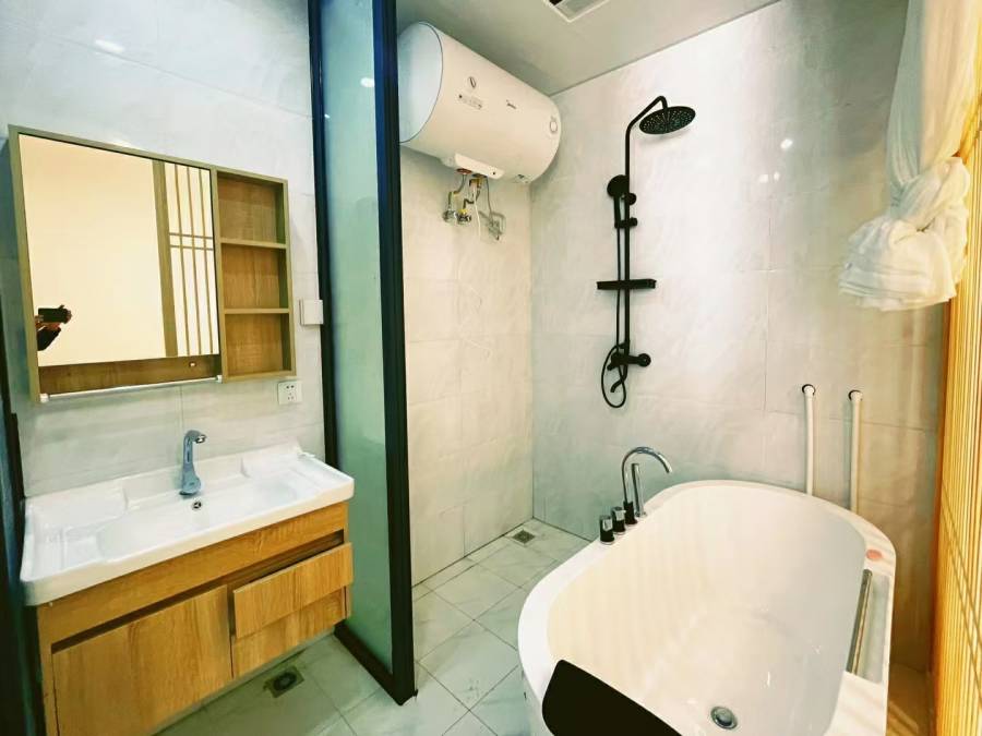 距离过年还有一个月的时间,别人都盼望着回家过年,余