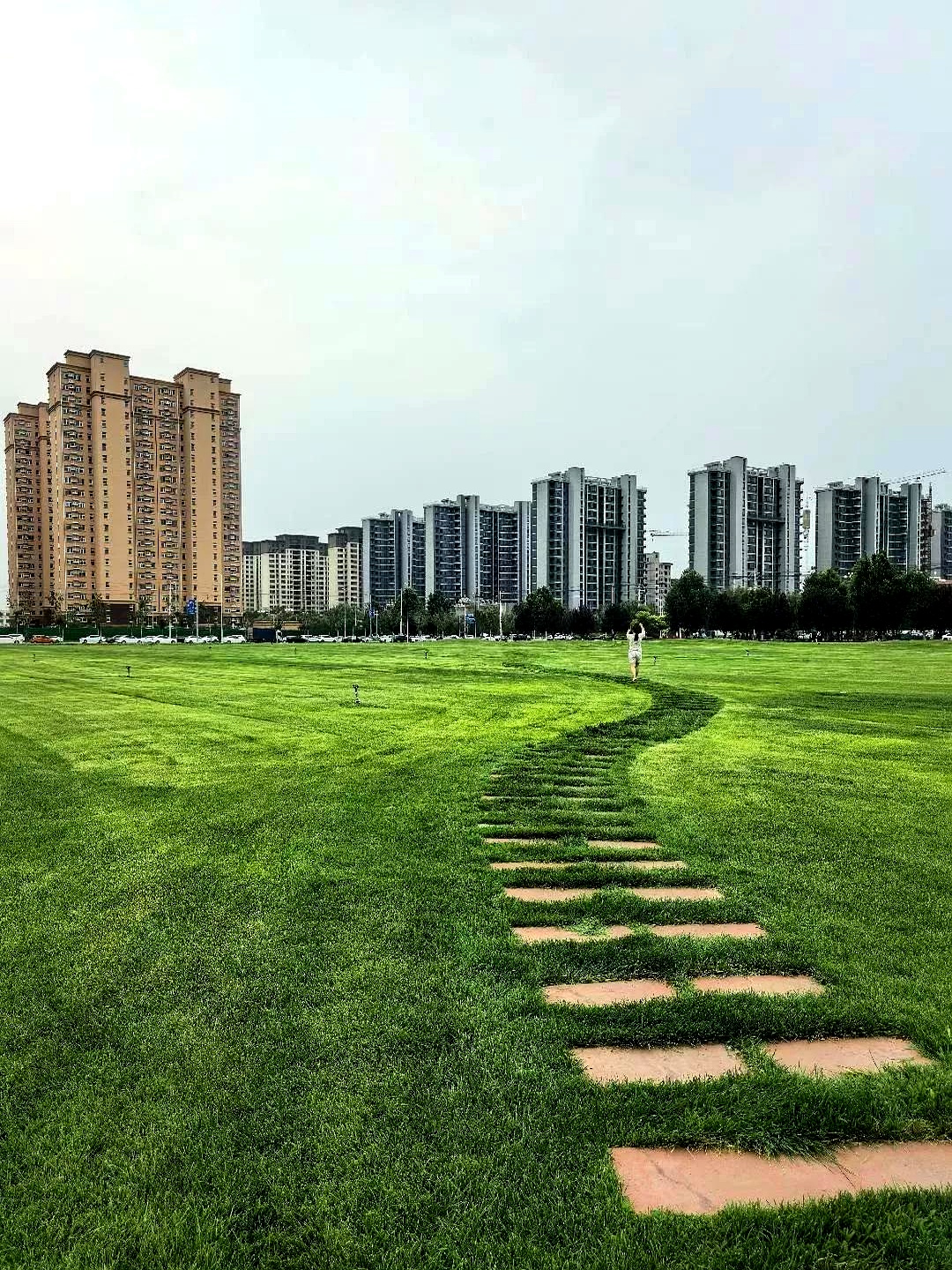 我的房在小城,但小区是当地数一数二的高档社区,地段,环境,物业都棒