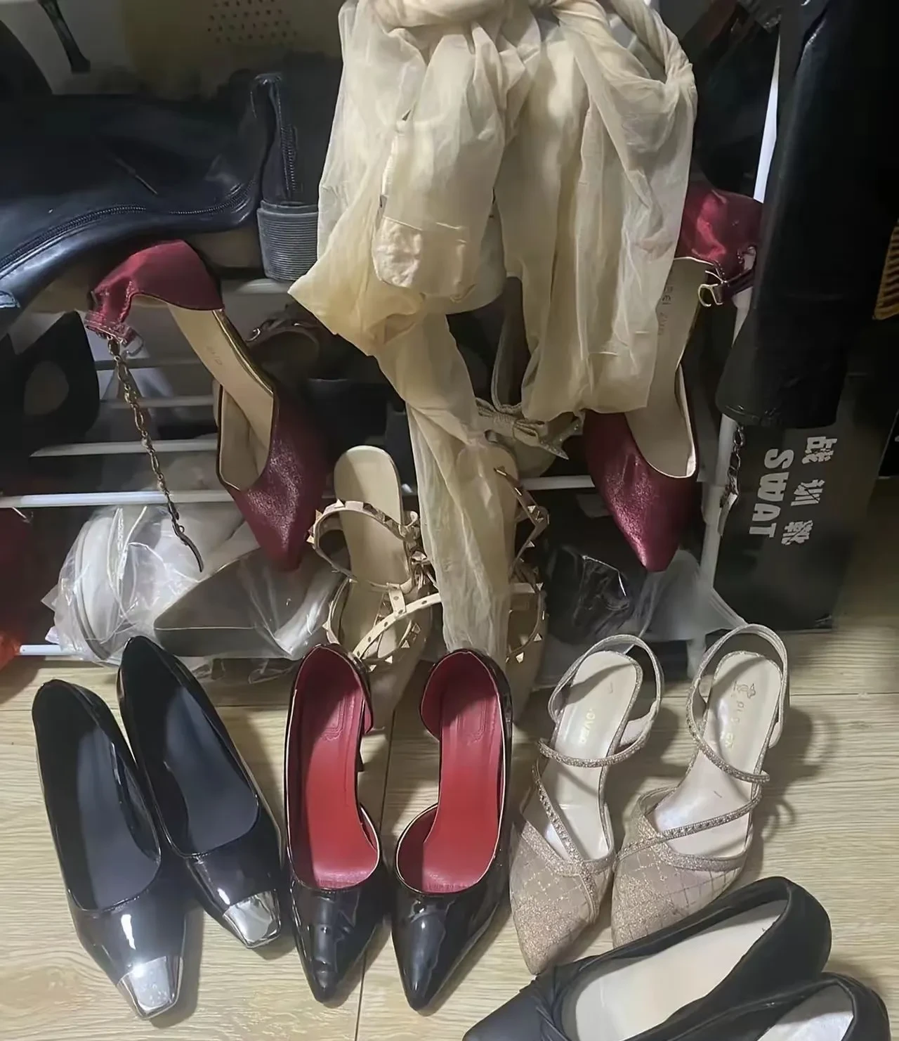 今晚蹲在门口收拾鞋架子,翻出四五双旧丝袜和凉鞋搅在一起