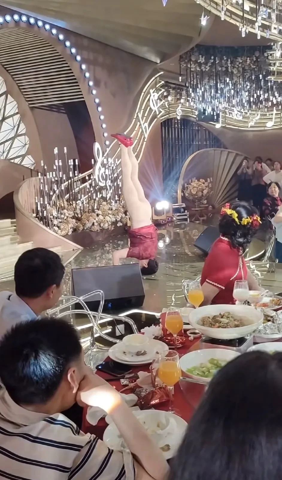 等回头媳妇拍抖音:你们一定不认识我,但是你们绝对看过我婆婆婚礼上