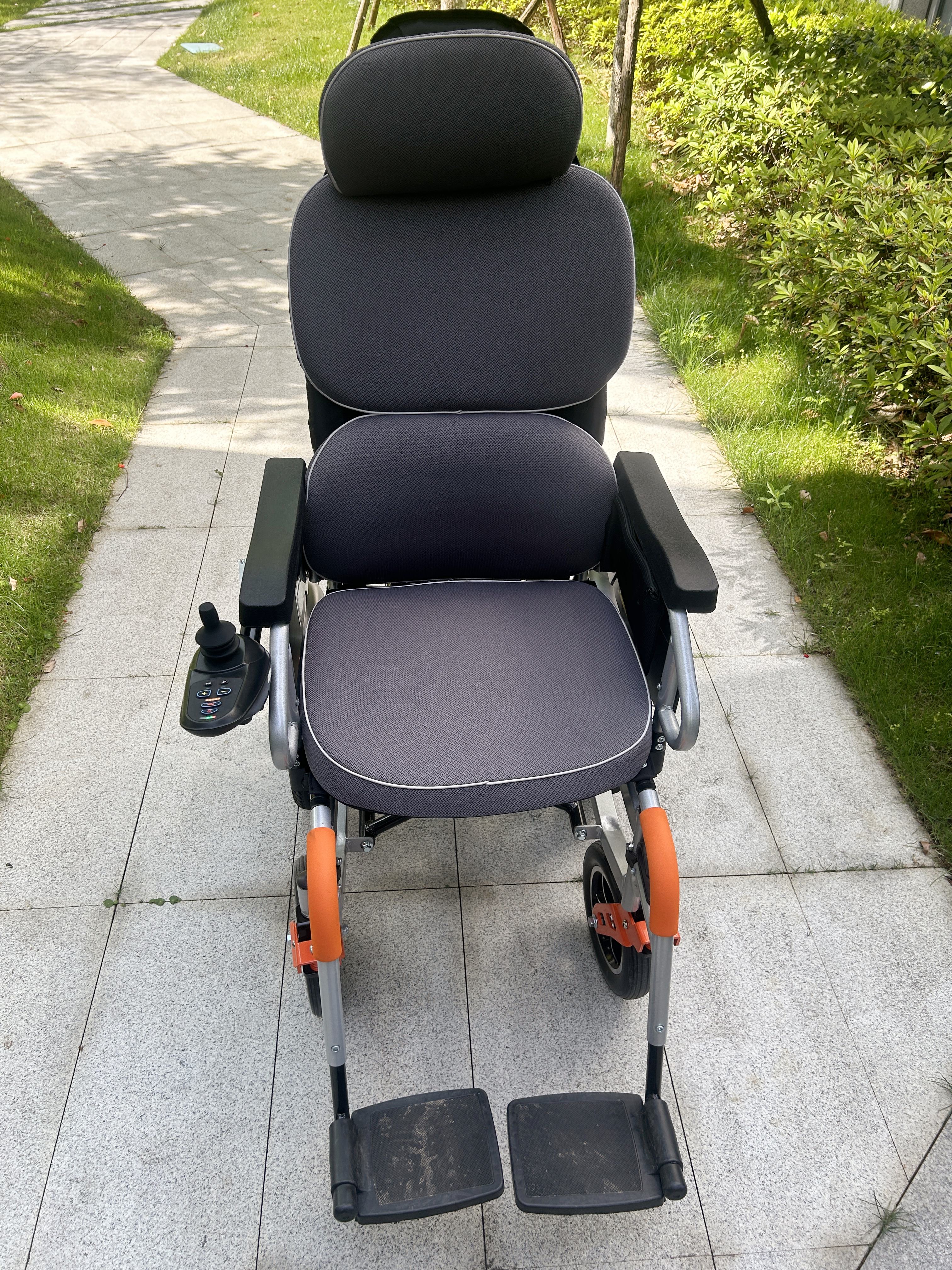 先说这电动轮椅的外观,车架很结实,加了橙色点缀,一下子感觉高