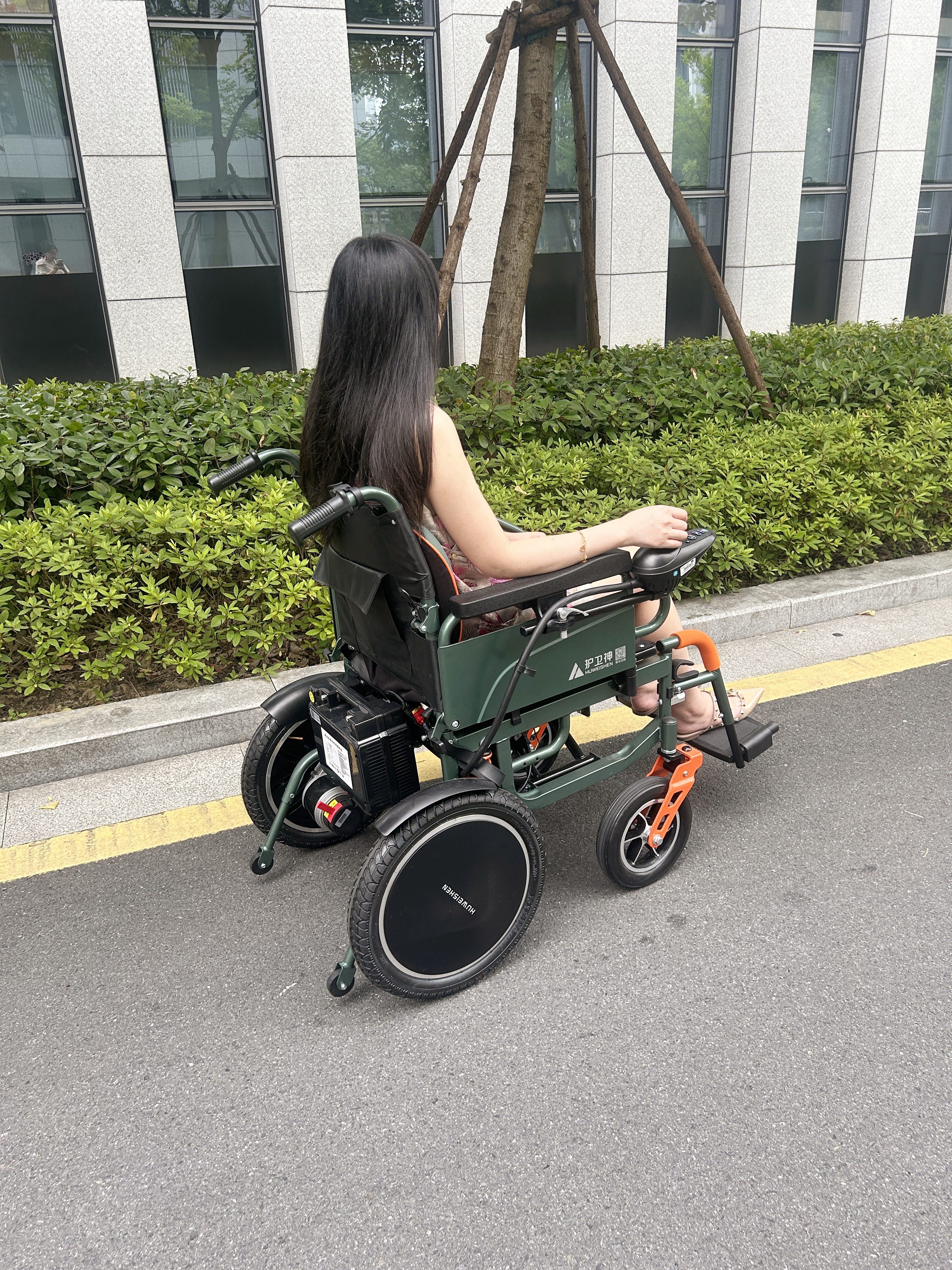 因为爷爷80多岁了,腿脚不便,就想着给他选个电动轮椅代步,网上实在挑