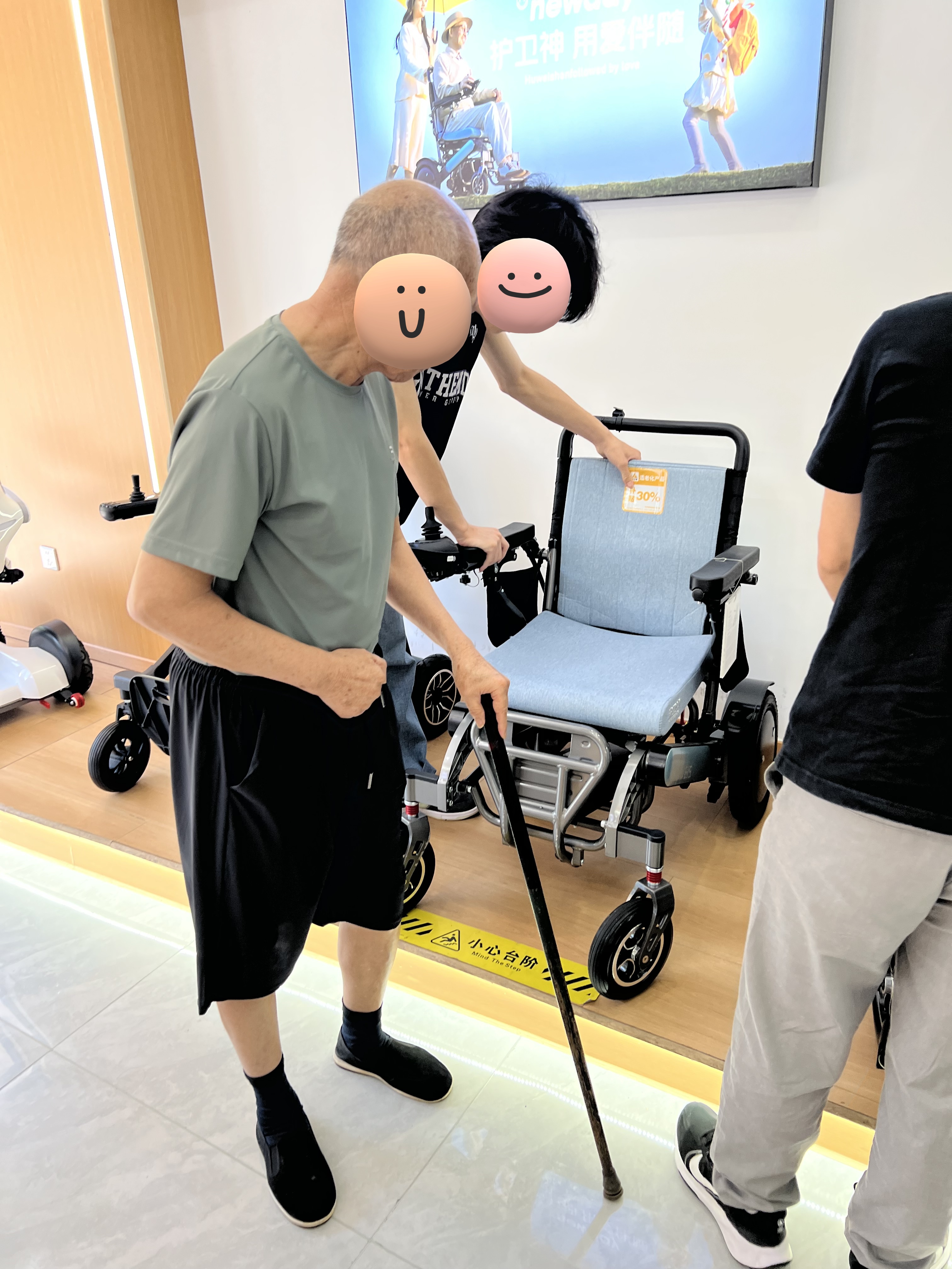 大爷爷想用电动轮椅伯伯不让怎么办 目前正带着伯伯和大爷爷在一家
