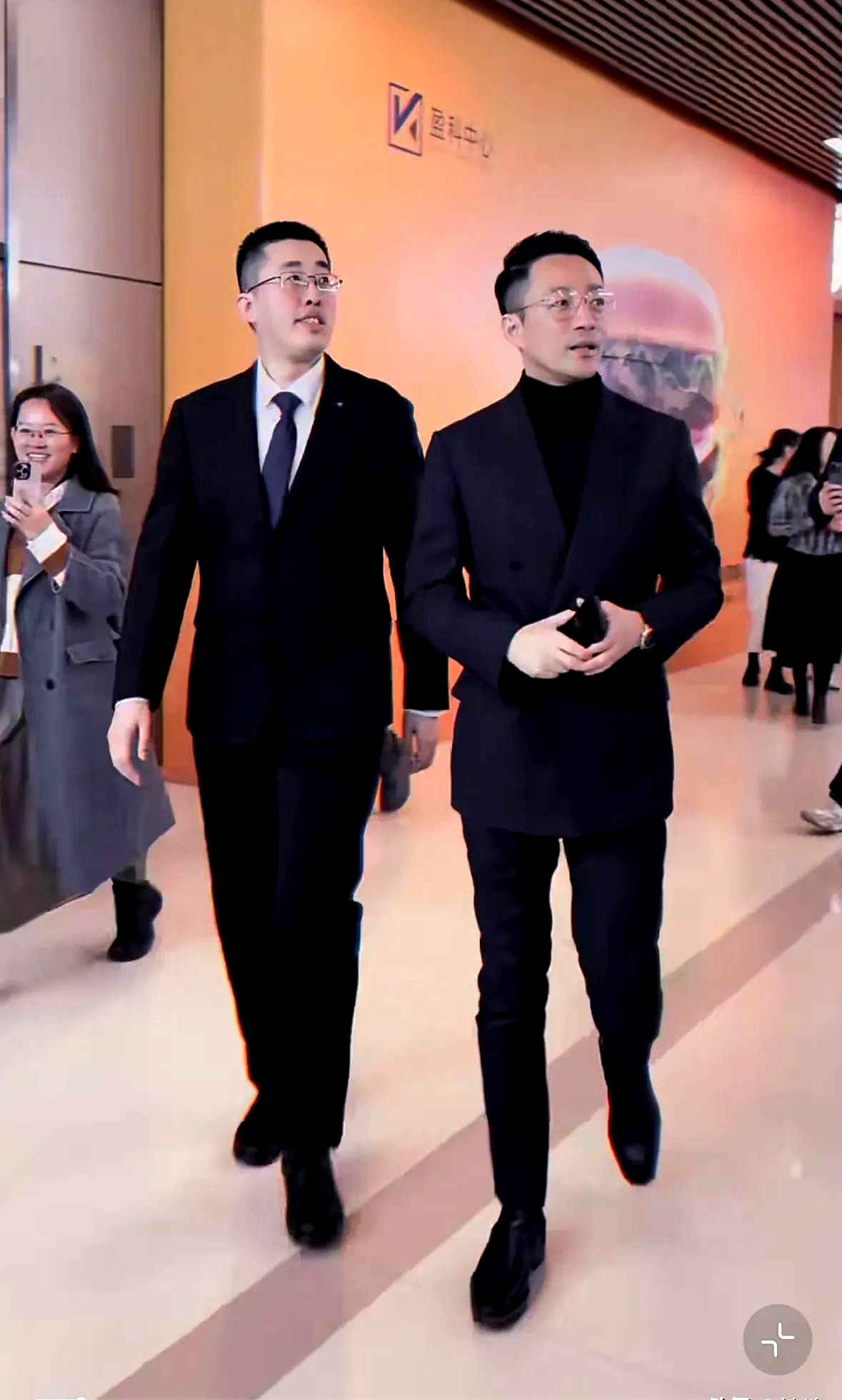 小井也是好起来了在火了20多天后的今天不仅到北京获汪小菲亲自接待